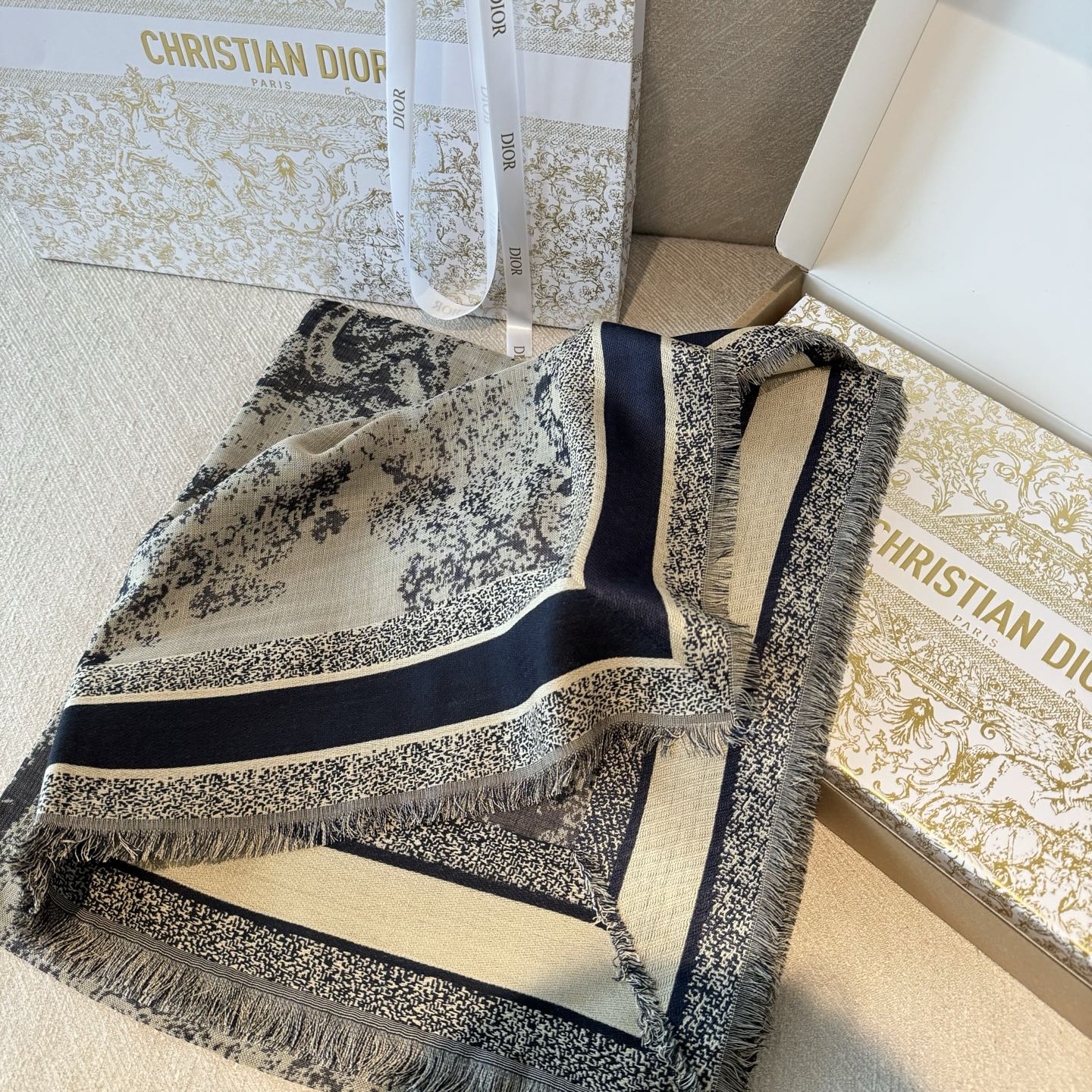 好看疯掉了简直，巨时髦！！！超级喜欢Dior这种随性不刻意凹造型的轻快时髦感，小小的尺寸让搭配更显氛围美