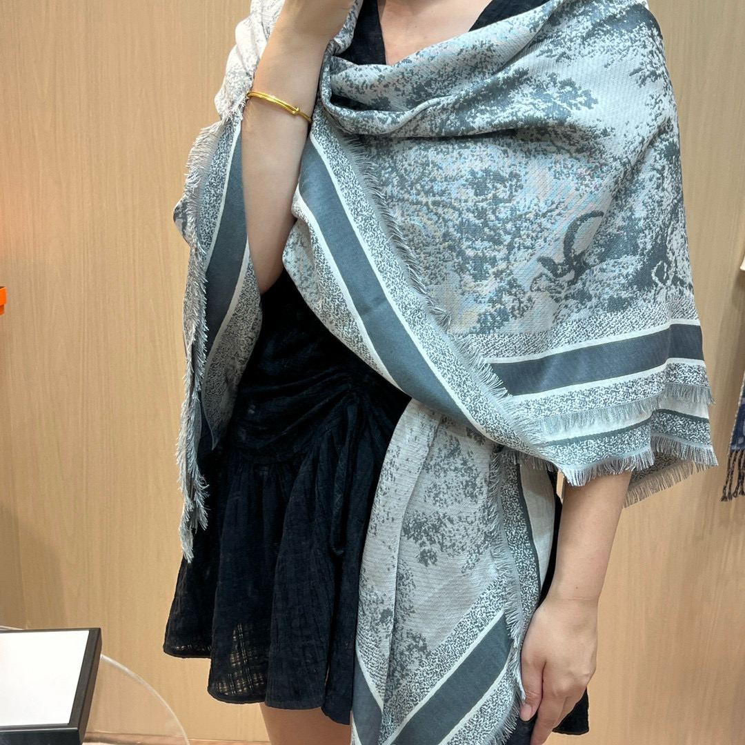 好看疯掉了简直，巨时髦！！！超级喜欢Dior这种随性不刻意凹造型的轻快时髦感，小小的尺寸让搭配更显氛围美