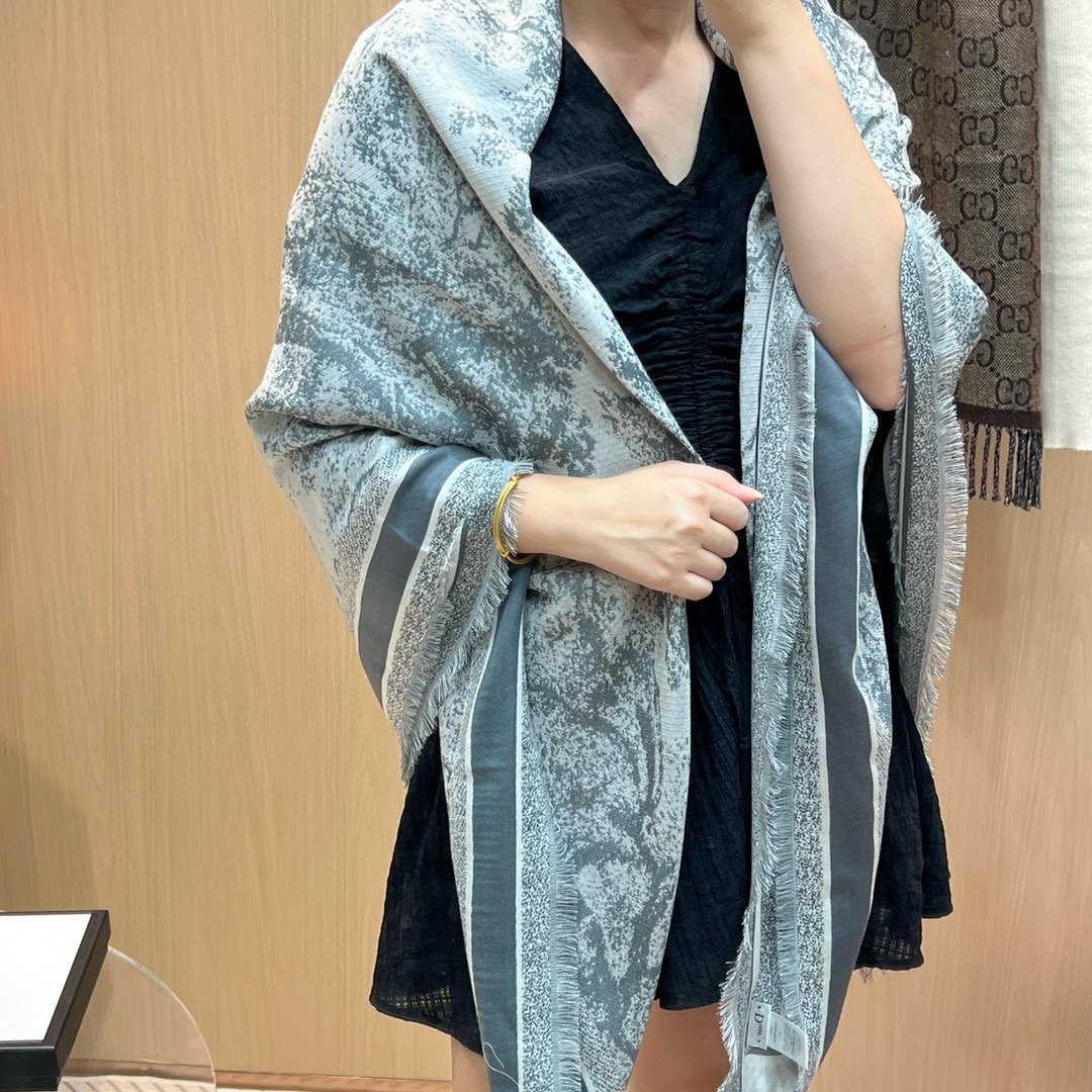 好看疯掉了简直，巨时髦！！！超级喜欢Dior这种随性不刻意凹造型的轻快时髦感，小小的尺寸让搭配更显氛围美