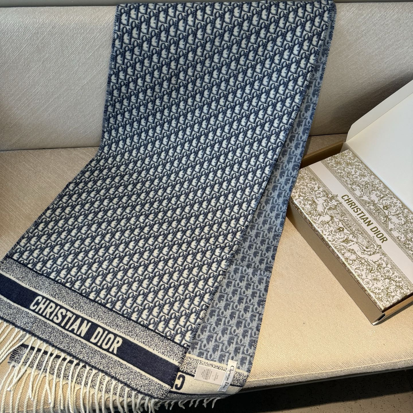 爆款到货 ‼️超级推荐️ 【DIOR 迪奥】 爆款😍！专柜最新款式 双面羊绒 超百搭！超显气质！！大爱😘