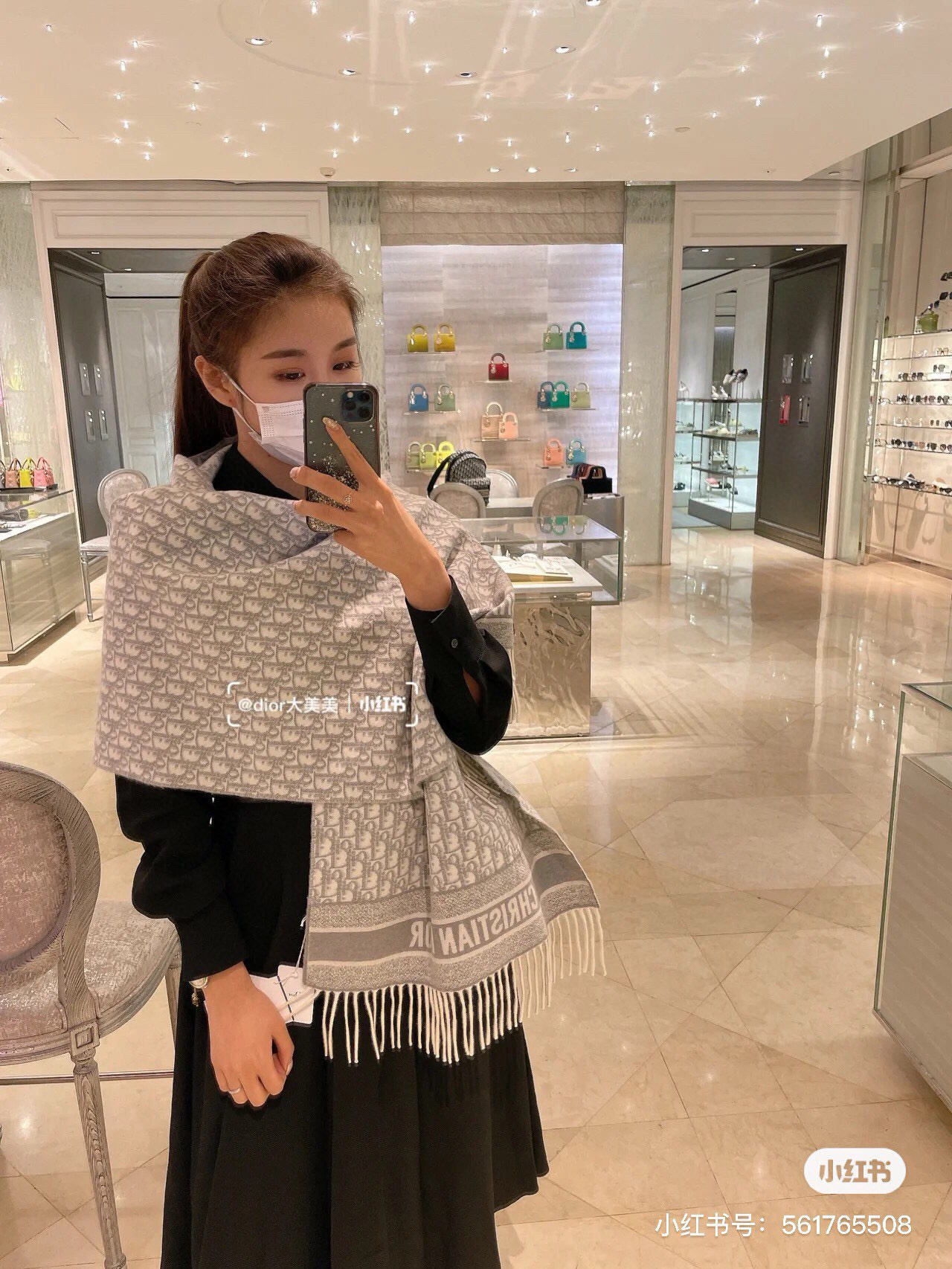 NO:602739,Hot item has arrived. Highly recommended [DIOR]. Hot item!  The latest style at the counter, double-sided cashmere, super versatile!  Super elegant!  !  Big love, big love, made of 70% cashmere imported from Kashmir and 30% silk fabric! Cashmere with such a large proportion is really super rare! Cashmere is known as the 'soft gold' in the world, and it feels soft and delicate. This scarf is super large, with a size of 45*200! The whole scarf is double-sided, whether it is used as a scarf or a shawl, it is the best choice! High version scarf, high version scarf, dior, dior, real silk, gold, shawls19860909爆款到货 超级推荐【DIOR 迪奥】 爆款！专柜最新款式 双面羊绒 超百搭！超显气质！！大爱大爱 采用70％克什米尔进口羊绒和30％真丝面料!这么大比重的羊绒真的超级少见!羊绒有世界公认的“软黄金”之称,手感柔软细腻这款围巾超级大,尺寸达到45＊200!整体是双面织造的 ,不管是拿来做围巾做披肩 都是不二的选择!高版本围巾,高版本围巾,dior,dior,real silk,gold,shawls,scarf