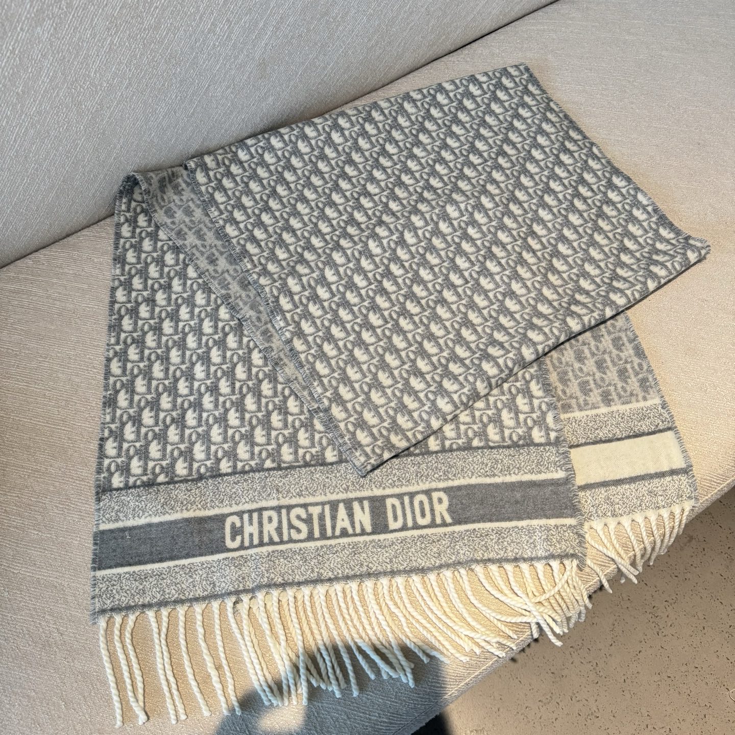 爆款到货 ‼️超级推荐️ 【DIOR 迪奥】 爆款😍！专柜最新款式 双面羊绒 超百搭！超显气质！！大爱😘