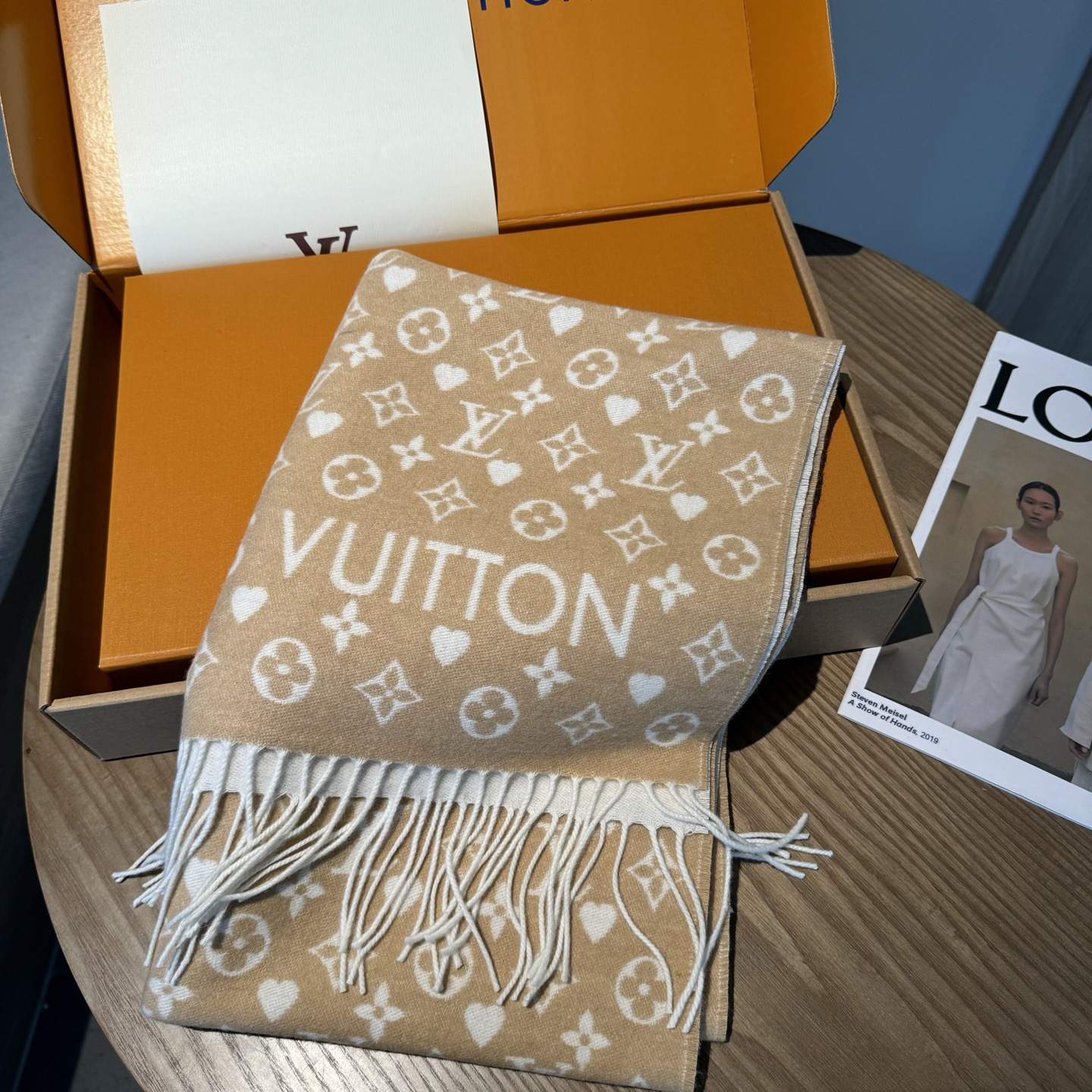 NO:619767,Lv high-end version is online. The same style for major Internet celebrities. Louis Vuitton channel exclusive supply of big donkey counter limited series cashmere scarf. Channel exclusive supply of big donkey. Long queues for pre-ordered cattle goods in the counter in the season. The most beautiful and most cheating shawl this year. Hot style for celebrity upper body. Winter high-end selection. Specifications: 45*190 high version scarf, high version scarf, louis vuitton, louis vuitton, louis vuitton, shawls19860909Lv高端版本上线 各大网红明星同款 Louis Vuitton 渠道独家特供大驴专柜款限定系列羊绒围巾 渠道独家特供的大驴 专柜当季排长队预定的牛货 本年度最好看最流弊的披肩 明星上身热款 冬季高端甄选 规格:45*190高版本围巾,高版本围巾,louis vuitton,louis vuitton,louis vuitton,shawls,scarf