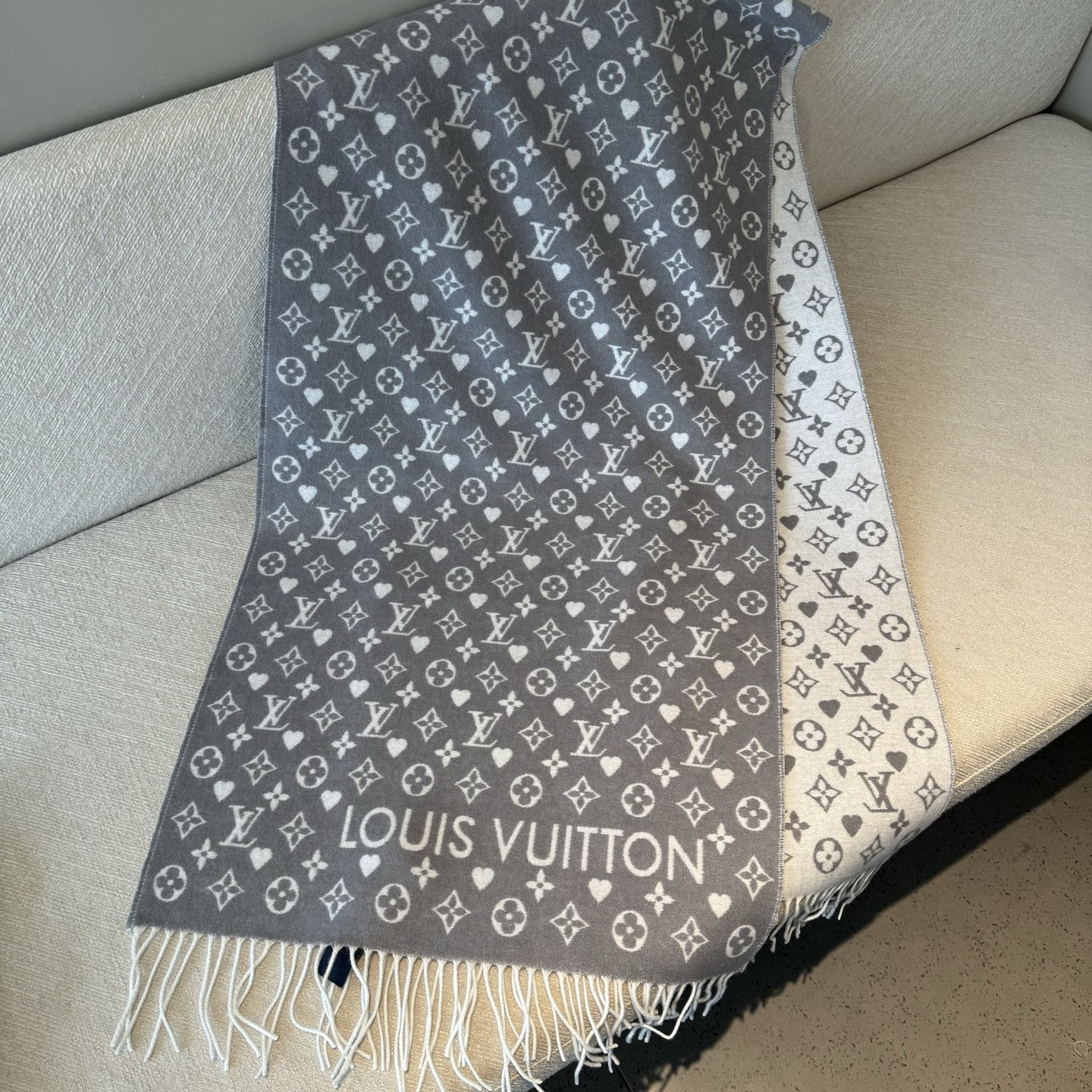 Lv高端版本上线 😍 各大网红明星同款Louis Vuitton 渠道独家特供大驴专柜款限定系列羊绒围巾
