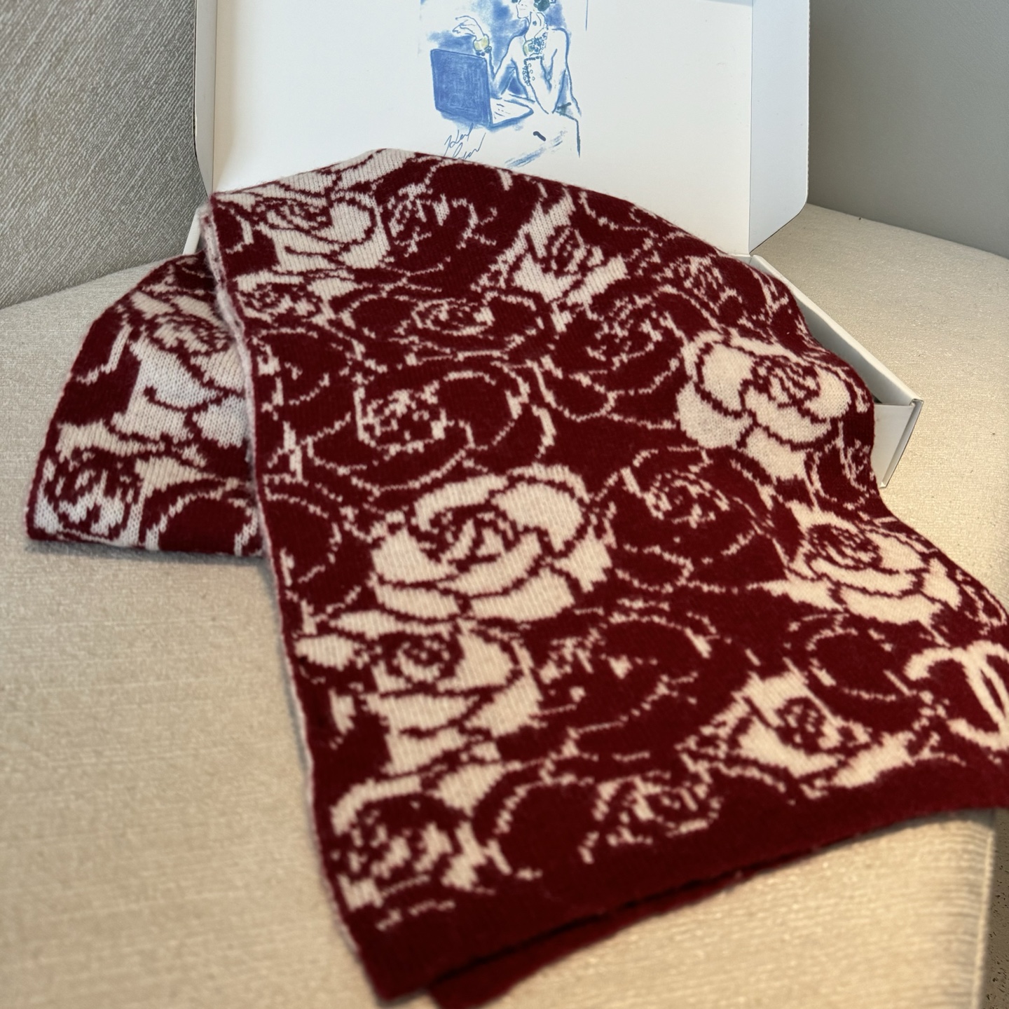 ✨✨香奈儿专柜新款【山茶花】羊绒针织长巾‼美翻了[流泪]御用殿堂级极品‼新款专柜在售 进口纯羊绒时尚银线