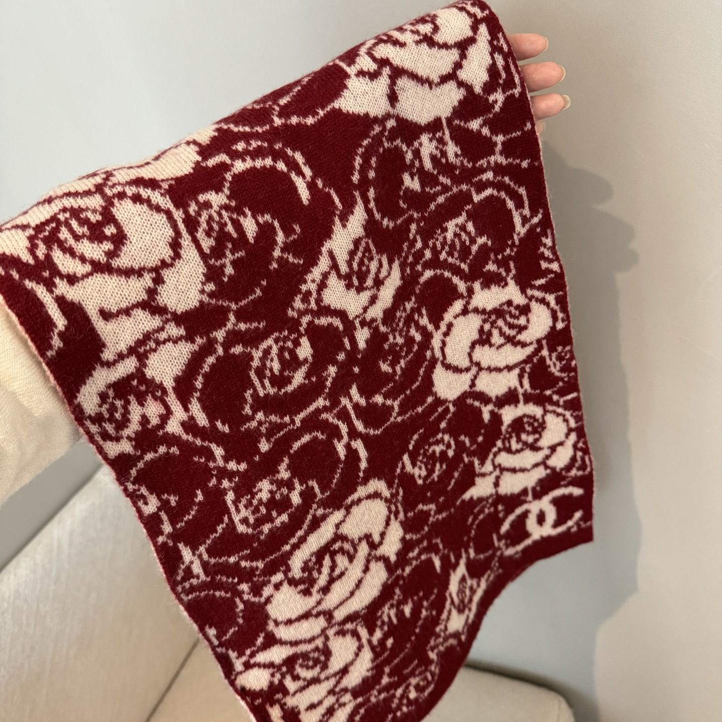 ✨✨香奈儿专柜新款【山茶花】羊绒针织长巾‼美翻了[流泪]御用殿堂级极品‼新款专柜在售 进口纯羊绒时尚银线