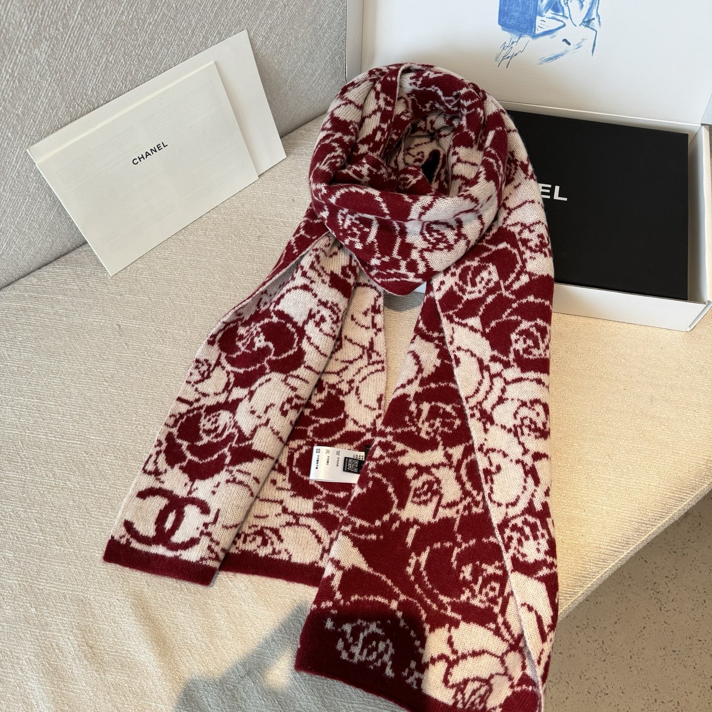✨✨香奈儿专柜新款【山茶花】羊绒针织长巾‼美翻了[流泪]御用殿堂级极品‼新款专柜在售 进口纯羊绒时尚银线