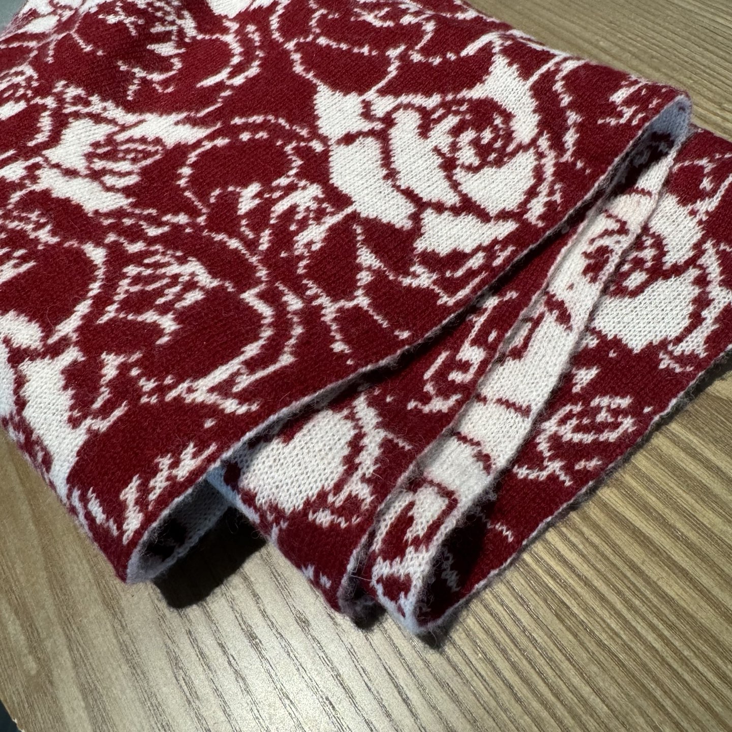 ✨✨香奈儿专柜新款【山茶花】羊绒针织长巾‼美翻了[流泪]御用殿堂级极品‼新款专柜在售 进口纯羊绒时尚银线