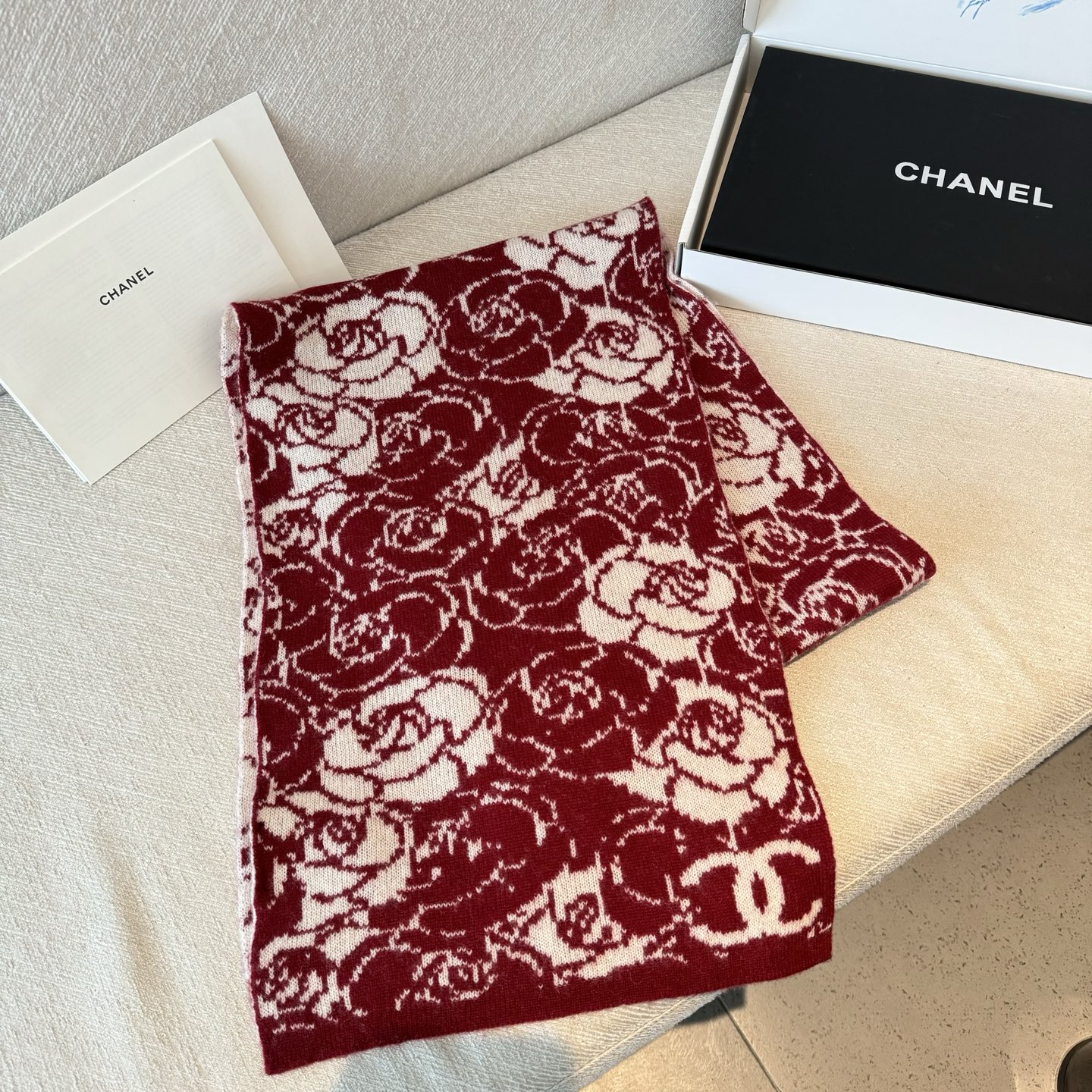 ✨✨香奈儿专柜新款【山茶花】羊绒针织长巾‼美翻了[流泪]御用殿堂级极品‼新款专柜在售 进口纯羊绒时尚银线