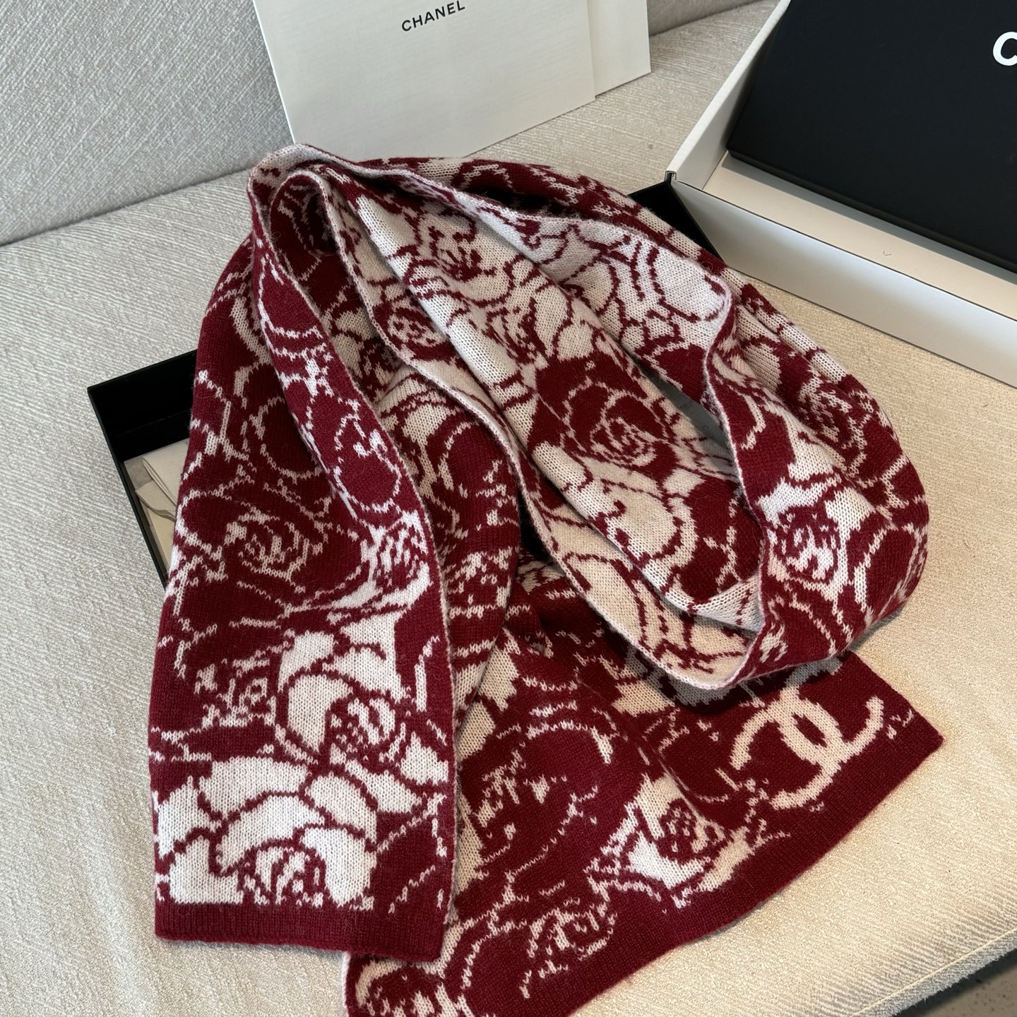 ✨✨香奈儿专柜新款【山茶花】羊绒针织长巾‼美翻了[流泪]御用殿堂级极品‼新款专柜在售 进口纯羊绒时尚银线