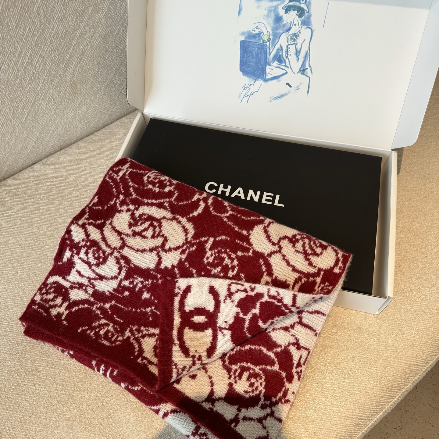 ✨✨香奈儿专柜新款【山茶花】羊绒针织长巾‼美翻了[流泪]御用殿堂级极品‼新款专柜在售 进口纯羊绒时尚银线