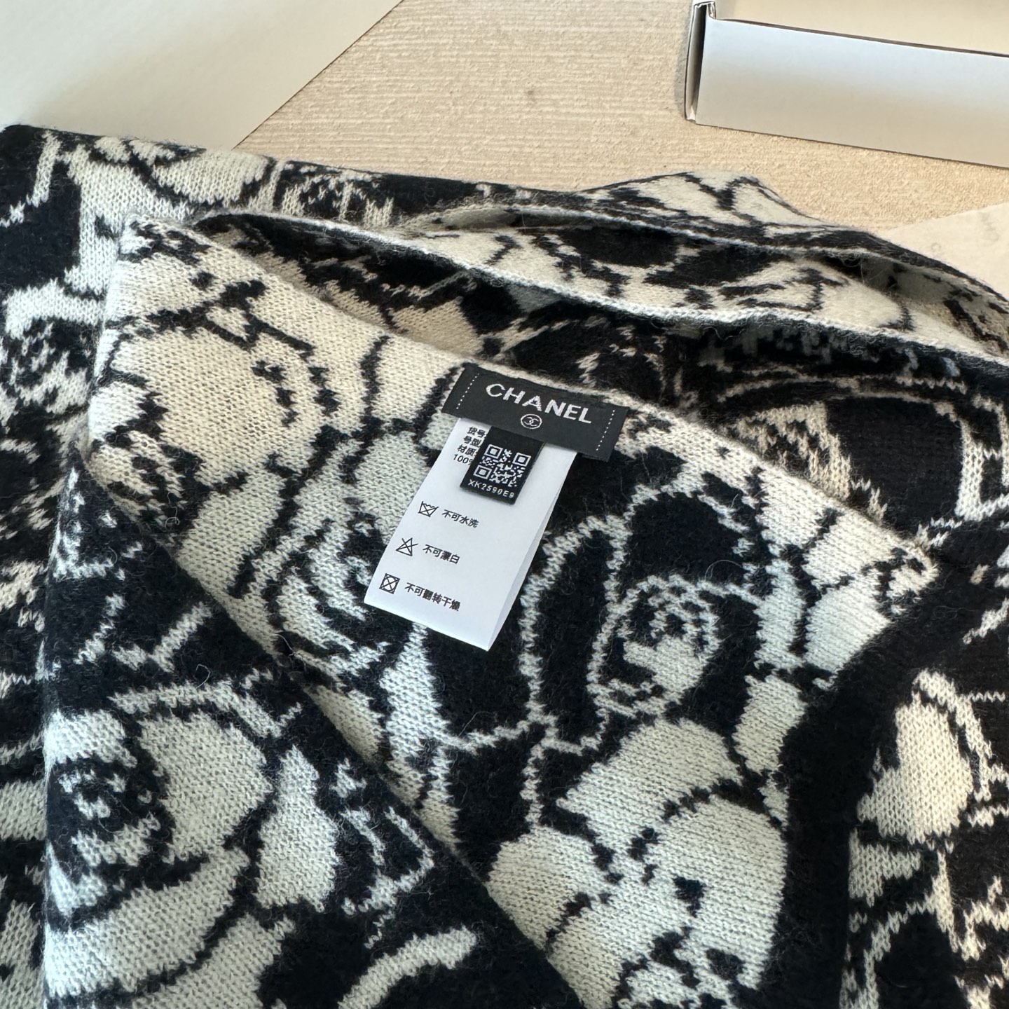 ✨✨香奈儿专柜新款【山茶花】羊绒针织长巾‼美翻了[流泪]御用殿堂级极品‼新款专柜在售 进口纯羊绒时尚银线