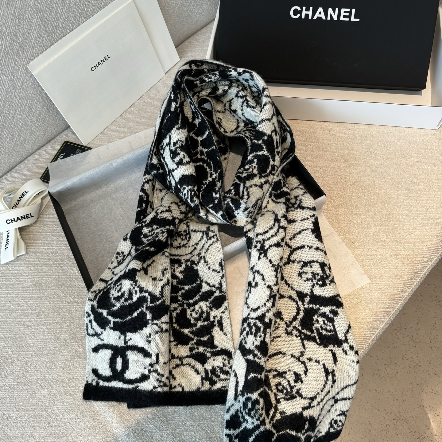 ✨✨香奈儿专柜新款【山茶花】羊绒针织长巾‼美翻了[流泪]御用殿堂级极品‼新款专柜在售 进口纯羊绒时尚银线