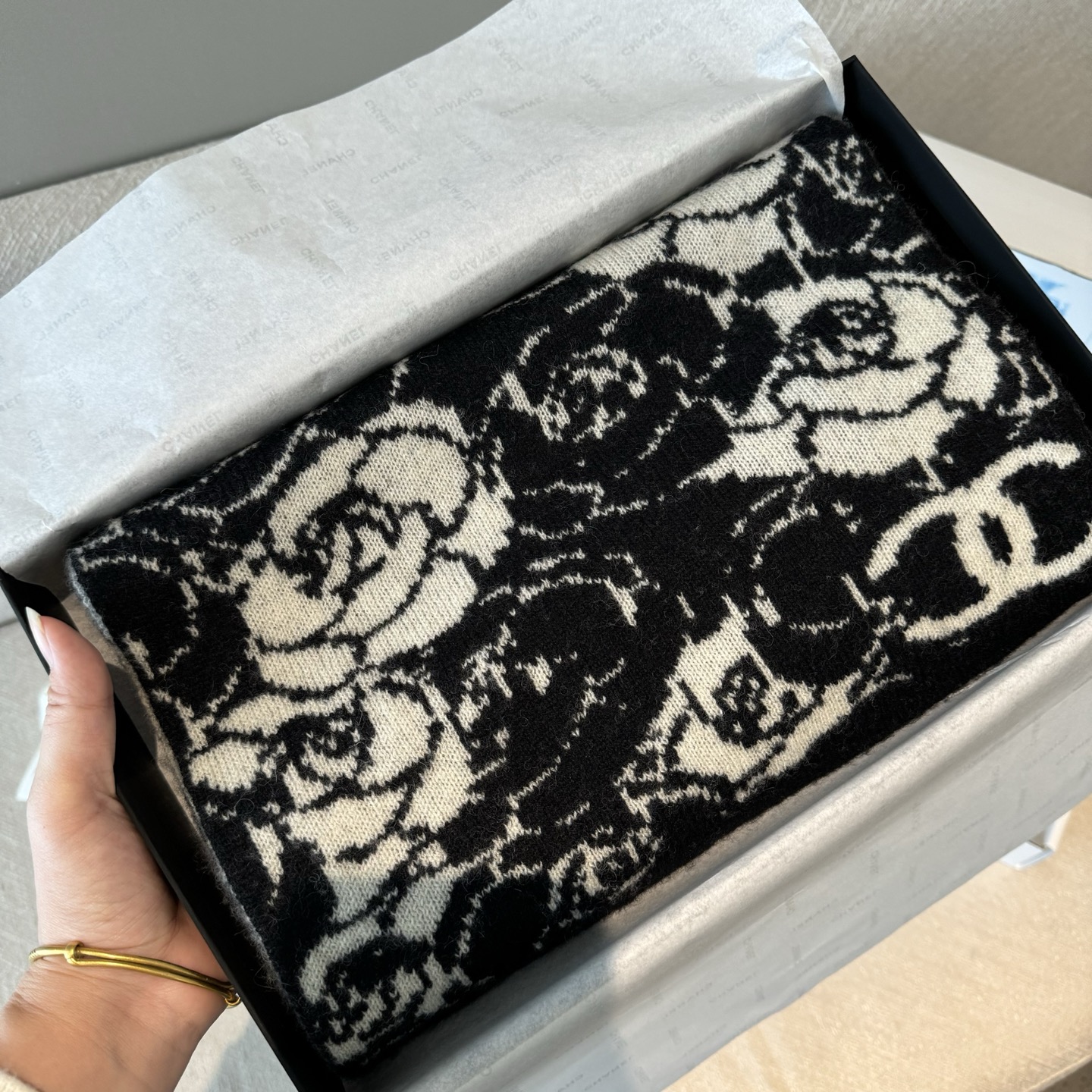 ✨✨香奈儿专柜新款【山茶花】羊绒针织长巾‼美翻了[流泪]御用殿堂级极品‼新款专柜在售 进口纯羊绒时尚银线