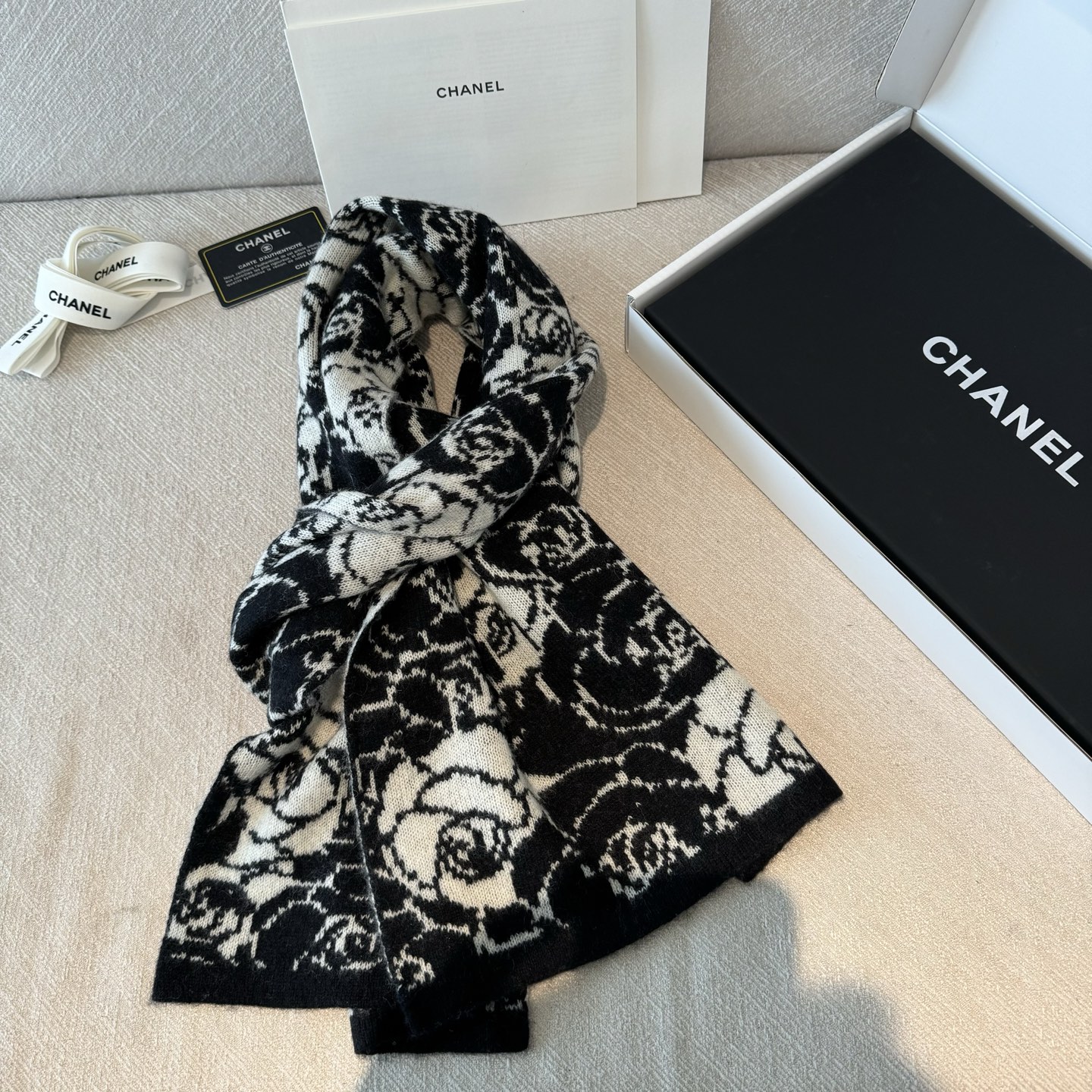 ✨✨香奈儿专柜新款【山茶花】羊绒针织长巾‼美翻了[流泪]御用殿堂级极品‼新款专柜在售 进口纯羊绒时尚银线