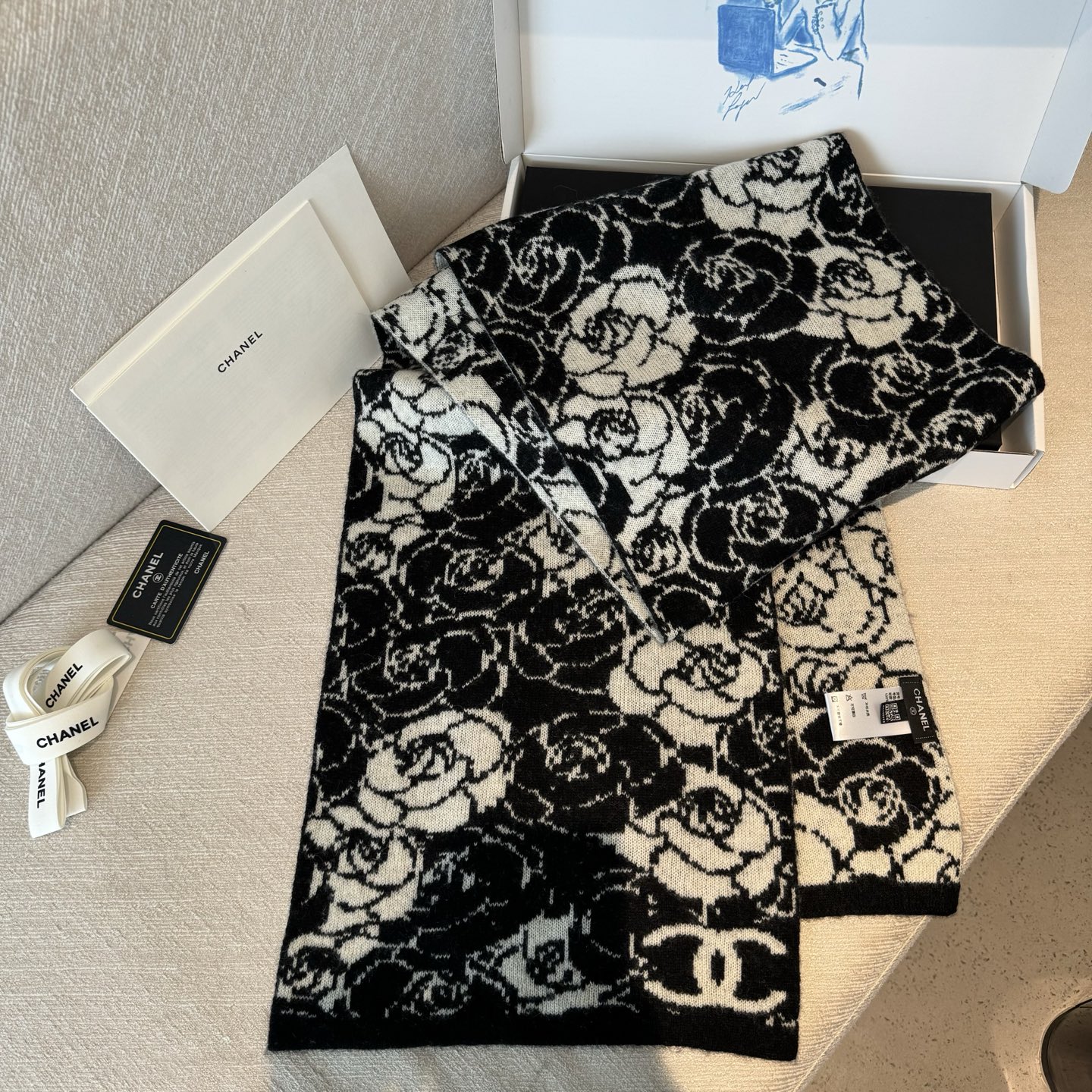 ✨✨香奈儿专柜新款【山茶花】羊绒针织长巾‼美翻了[流泪]御用殿堂级极品‼新款专柜在售 进口纯羊绒时尚银线