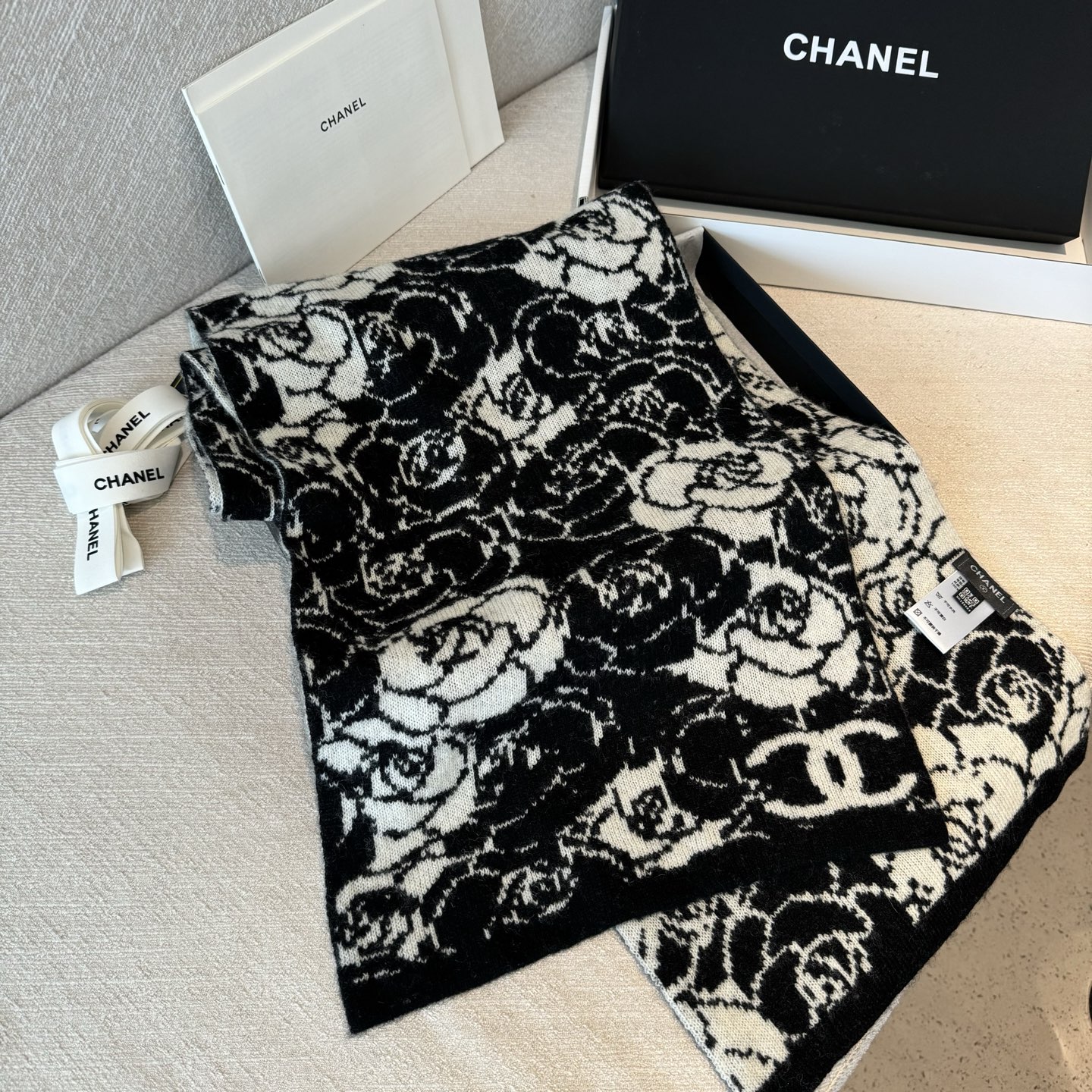 ✨✨香奈儿专柜新款【山茶花】羊绒针织长巾‼美翻了[流泪]御用殿堂级极品‼新款专柜在售 进口纯羊绒时尚银线
