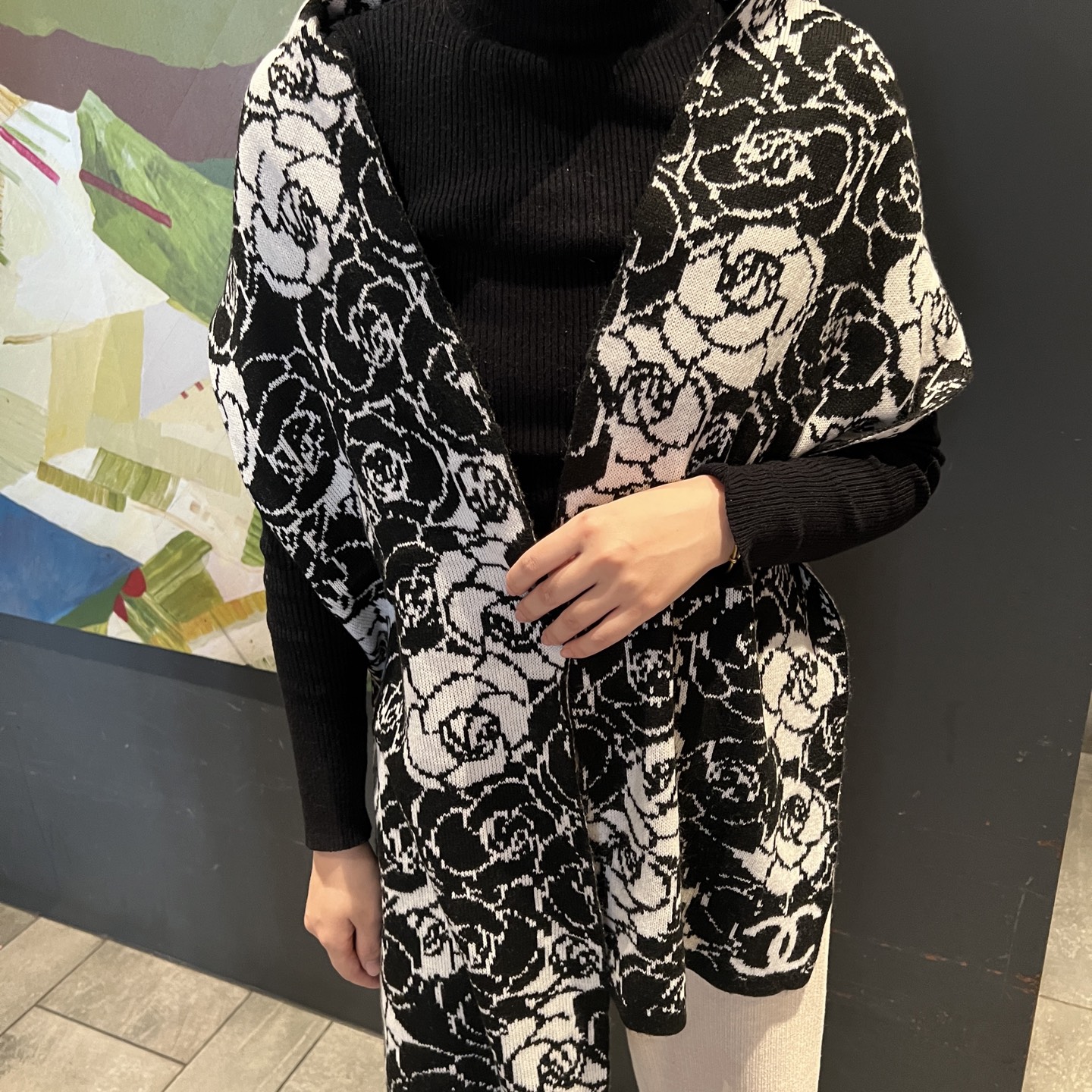 ✨✨香奈儿专柜新款【山茶花】羊绒针织长巾‼美翻了[流泪]御用殿堂级极品‼新款专柜在售 进口纯羊绒时尚银线