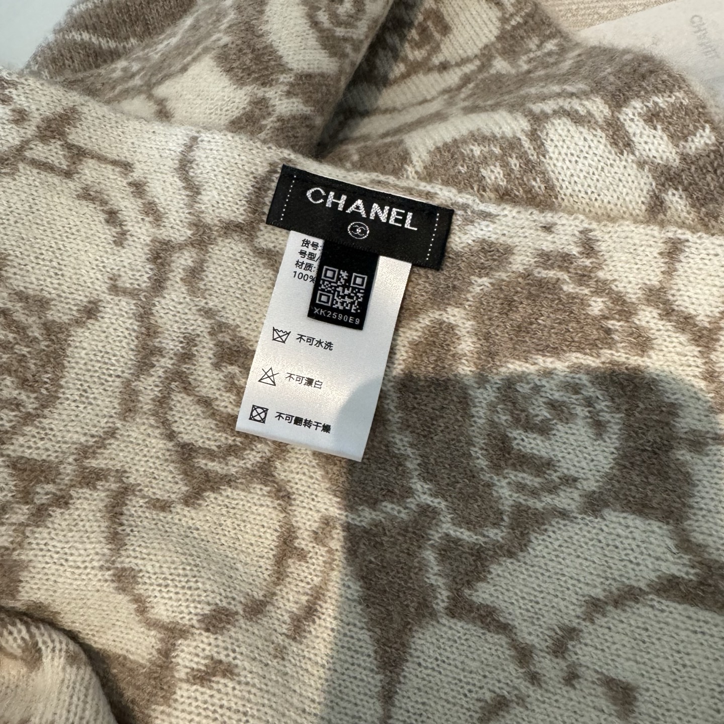 ✨✨香奈儿专柜新款【山茶花】羊绒针织长巾‼美翻了[流泪]御用殿堂级极品‼新款专柜在售 进口纯羊绒时尚银线