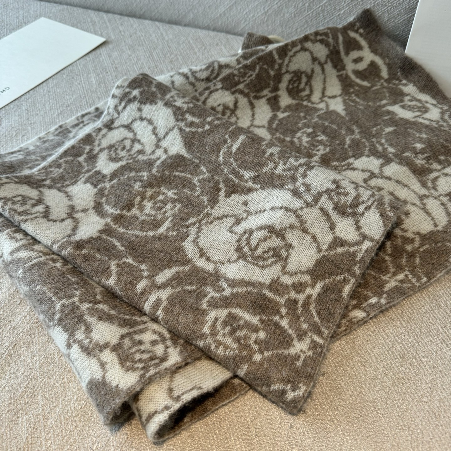 ✨✨香奈儿专柜新款【山茶花】羊绒针织长巾‼美翻了[流泪]御用殿堂级极品‼新款专柜在售 进口纯羊绒时尚银线