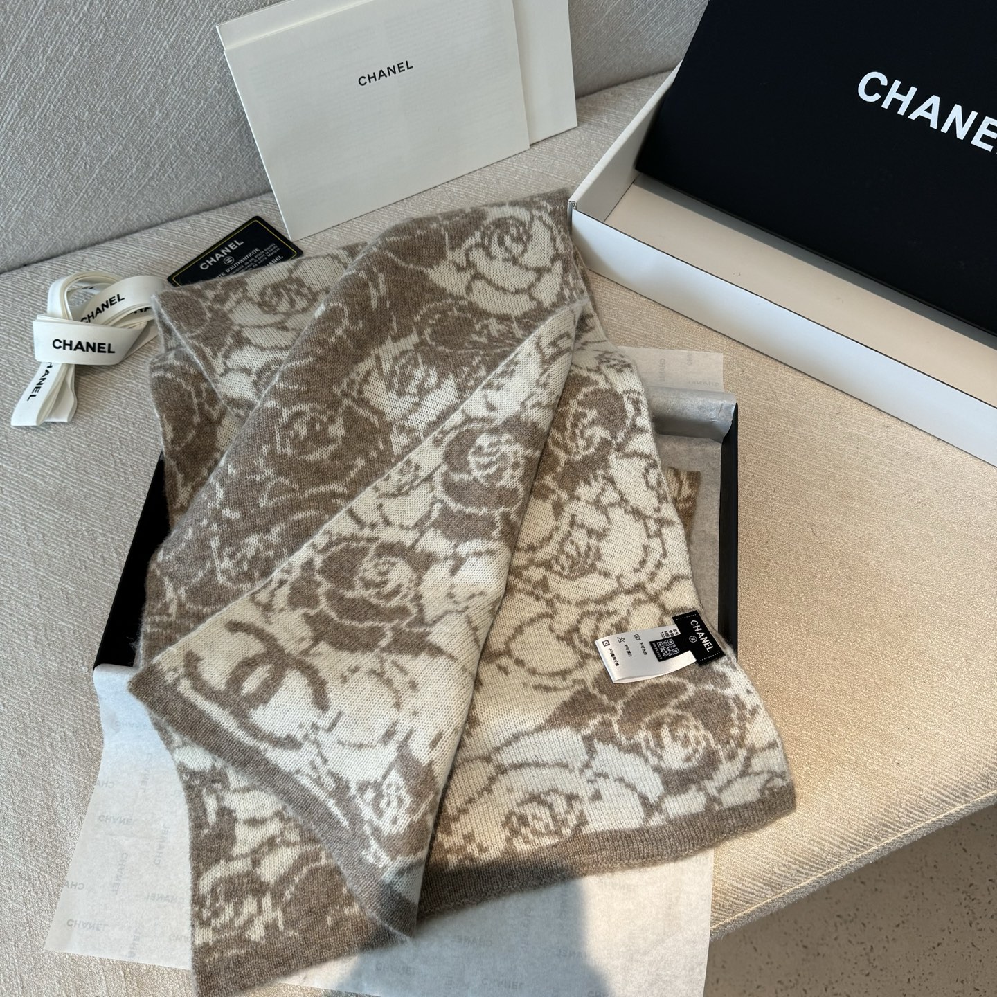 ✨✨香奈儿专柜新款【山茶花】羊绒针织长巾‼美翻了[流泪]御用殿堂级极品‼新款专柜在售 进口纯羊绒时尚银线