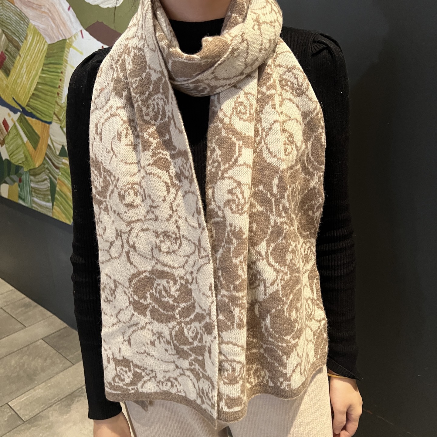 ✨✨香奈儿专柜新款【山茶花】羊绒针织长巾‼美翻了[流泪]御用殿堂级极品‼新款专柜在售 进口纯羊绒时尚银线