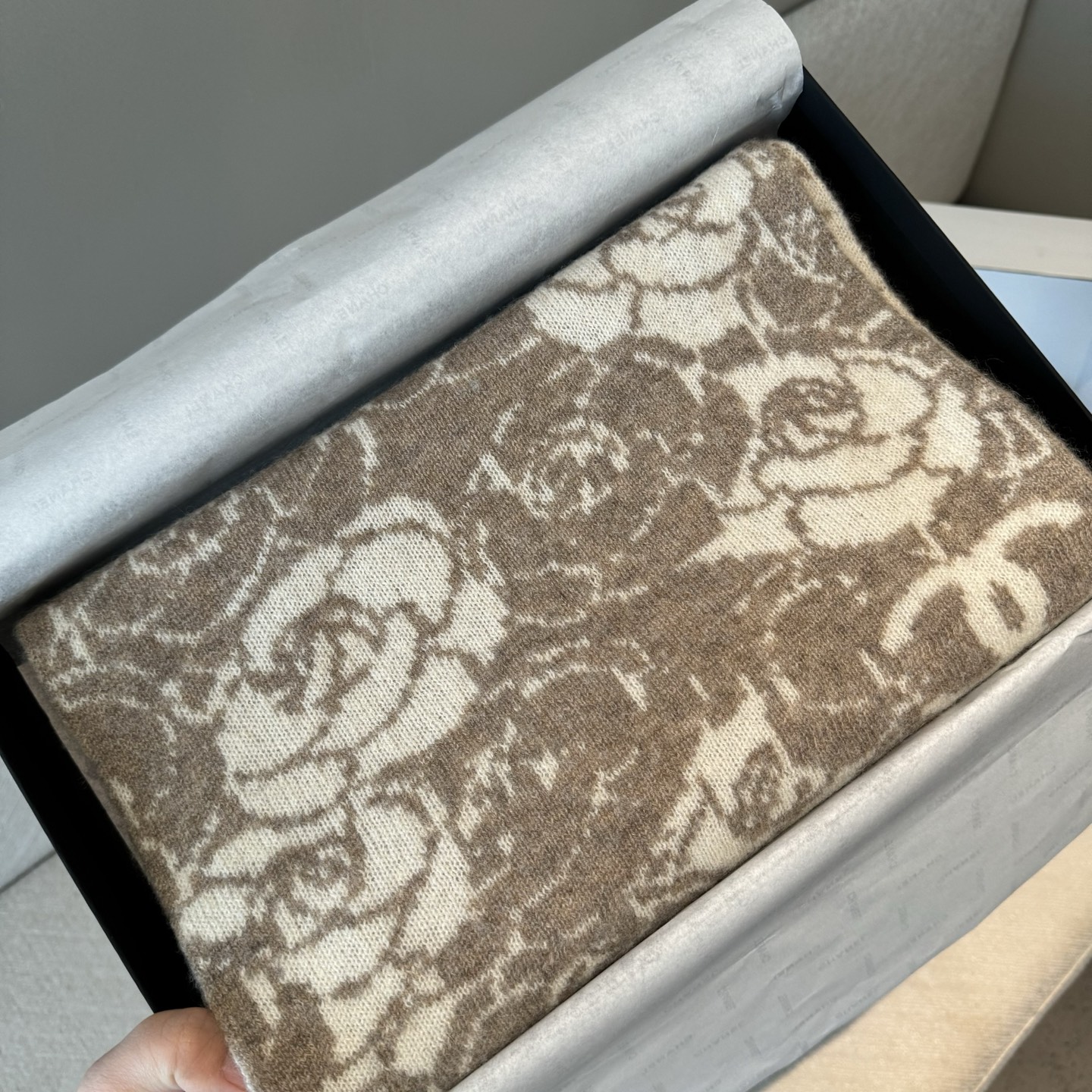 ✨✨香奈儿专柜新款【山茶花】羊绒针织长巾‼美翻了[流泪]御用殿堂级极品‼新款专柜在售 进口纯羊绒时尚银线