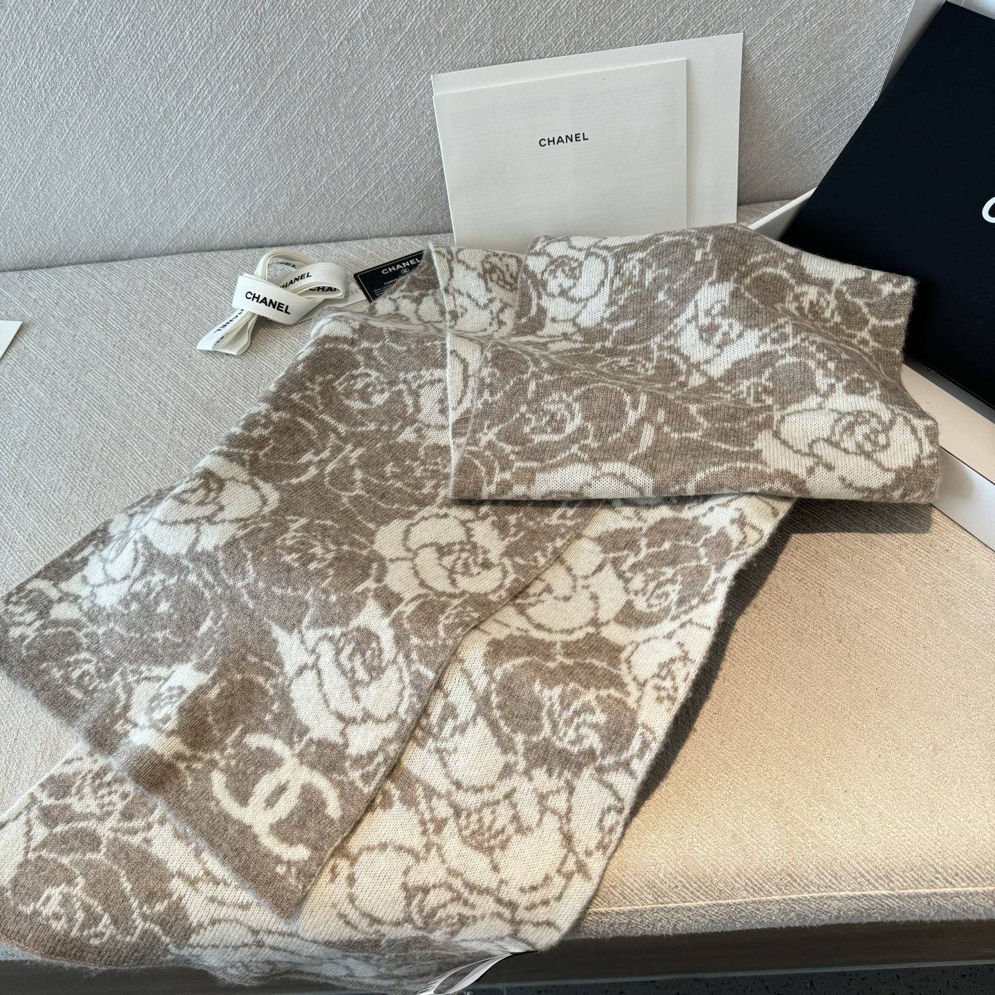 ✨✨香奈儿专柜新款【山茶花】羊绒针织长巾‼美翻了[流泪]御用殿堂级极品‼新款专柜在售 进口纯羊绒时尚银线