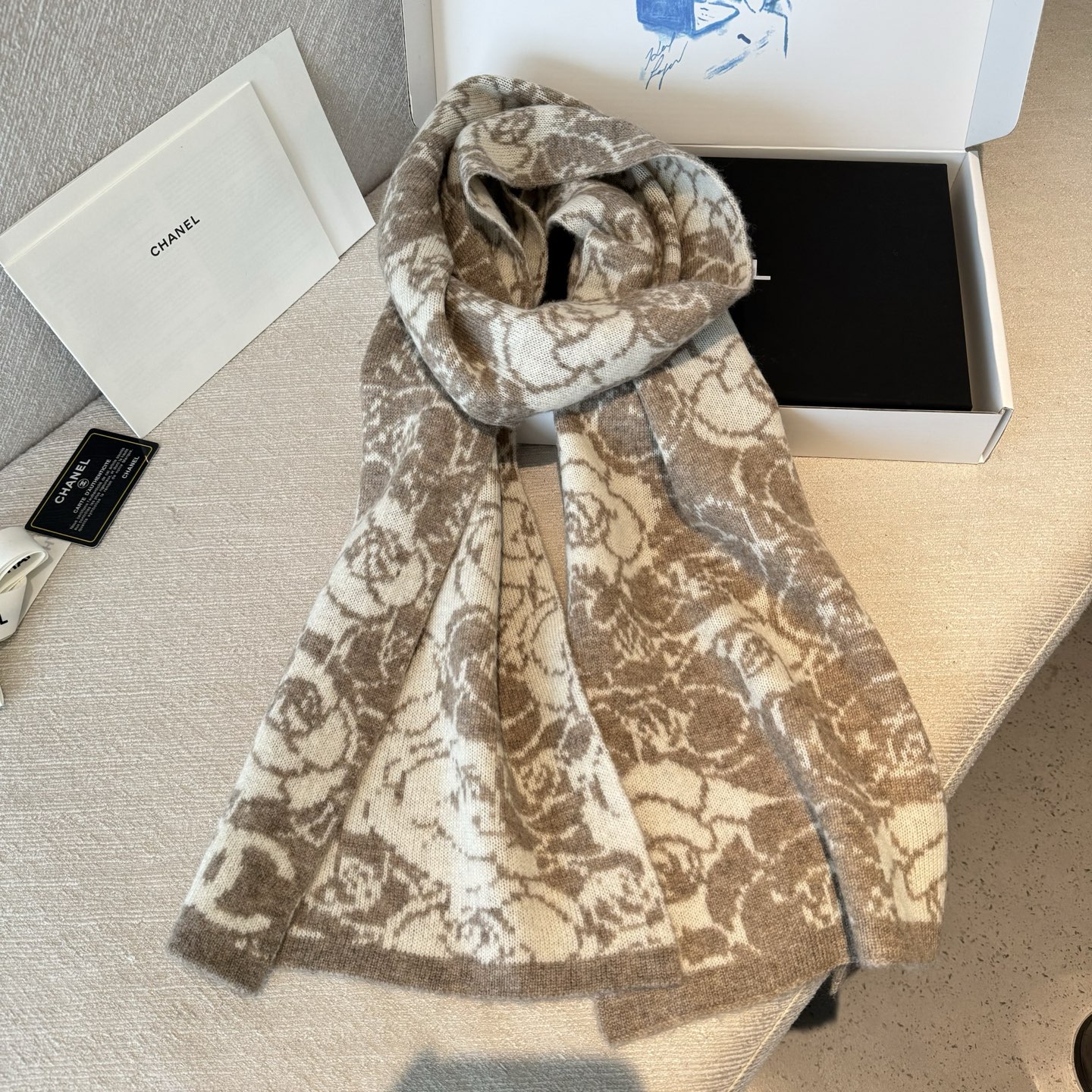 ✨✨香奈儿专柜新款【山茶花】羊绒针织长巾‼美翻了[流泪]御用殿堂级极品‼新款专柜在售 进口纯羊绒时尚银线