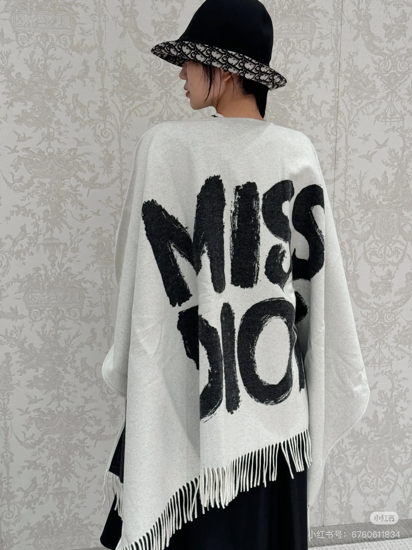 Dior新款字母斗篷 不管是包包，鞋子和手袋，都是自成一派的风格。这款海军蓝色羊毛和兔毛混纺披肩重新诠释