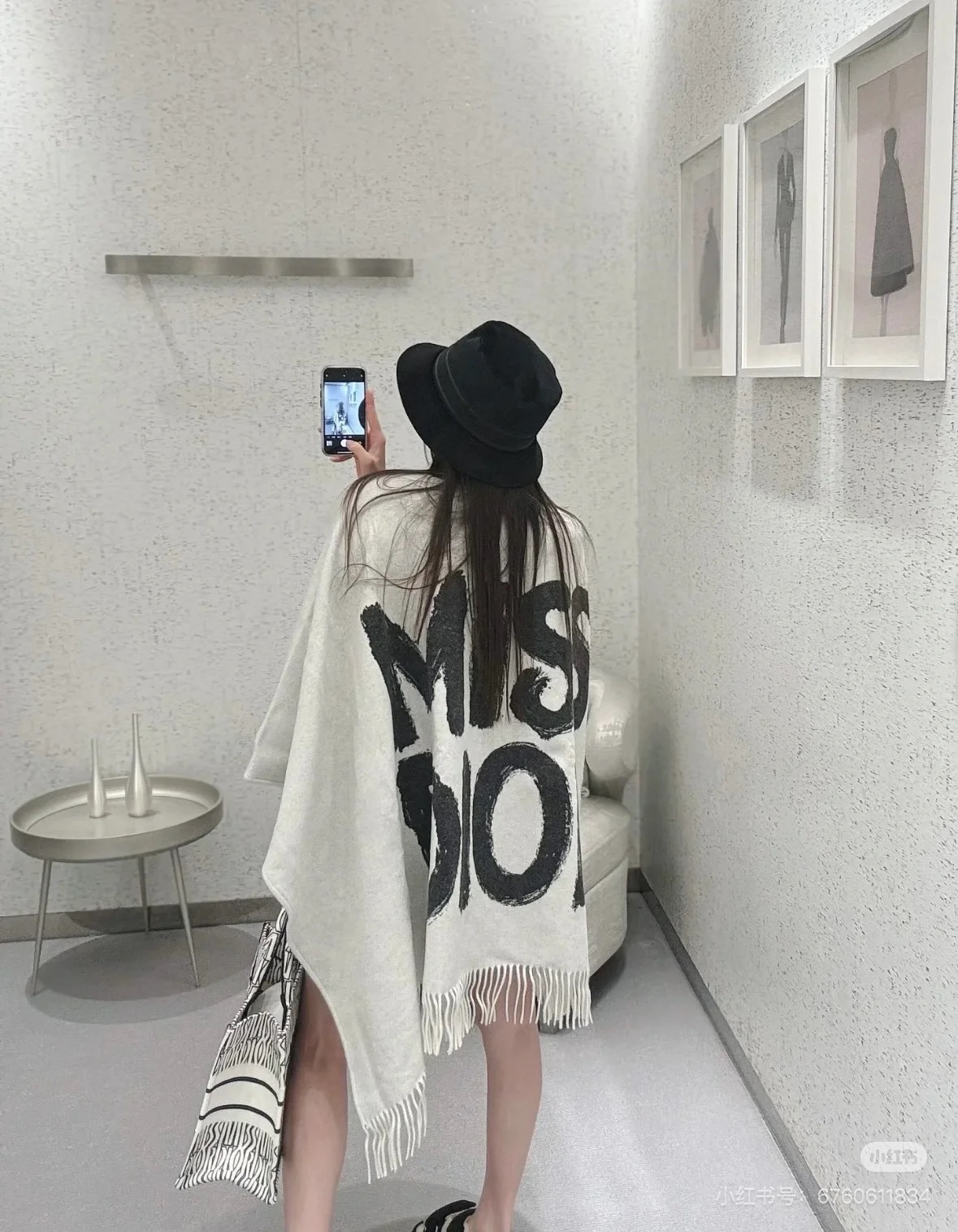 Dior新款字母斗篷 不管是包包，鞋子和手袋，都是自成一派的风格。这款海军蓝色羊毛和兔毛混纺披肩重新诠释