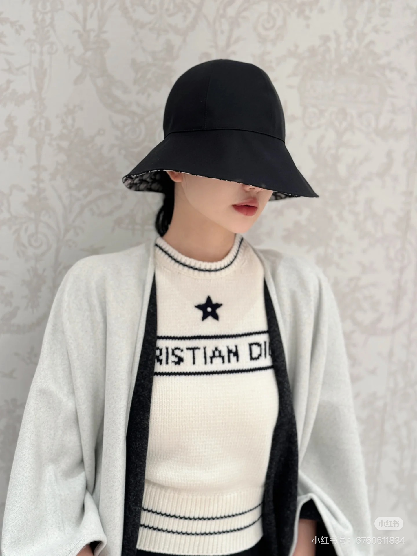 Dior新款字母斗篷 不管是包包，鞋子和手袋，都是自成一派的风格。这款海军蓝色羊毛和兔毛混纺披肩重新诠释