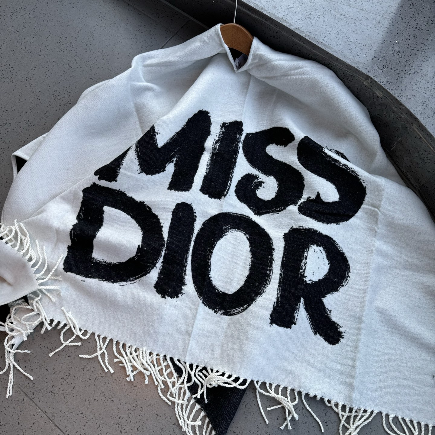 Dior新款字母斗篷 不管是包包，鞋子和手袋，都是自成一派的风格。这款海军蓝色羊毛和兔毛混纺披肩重新诠释