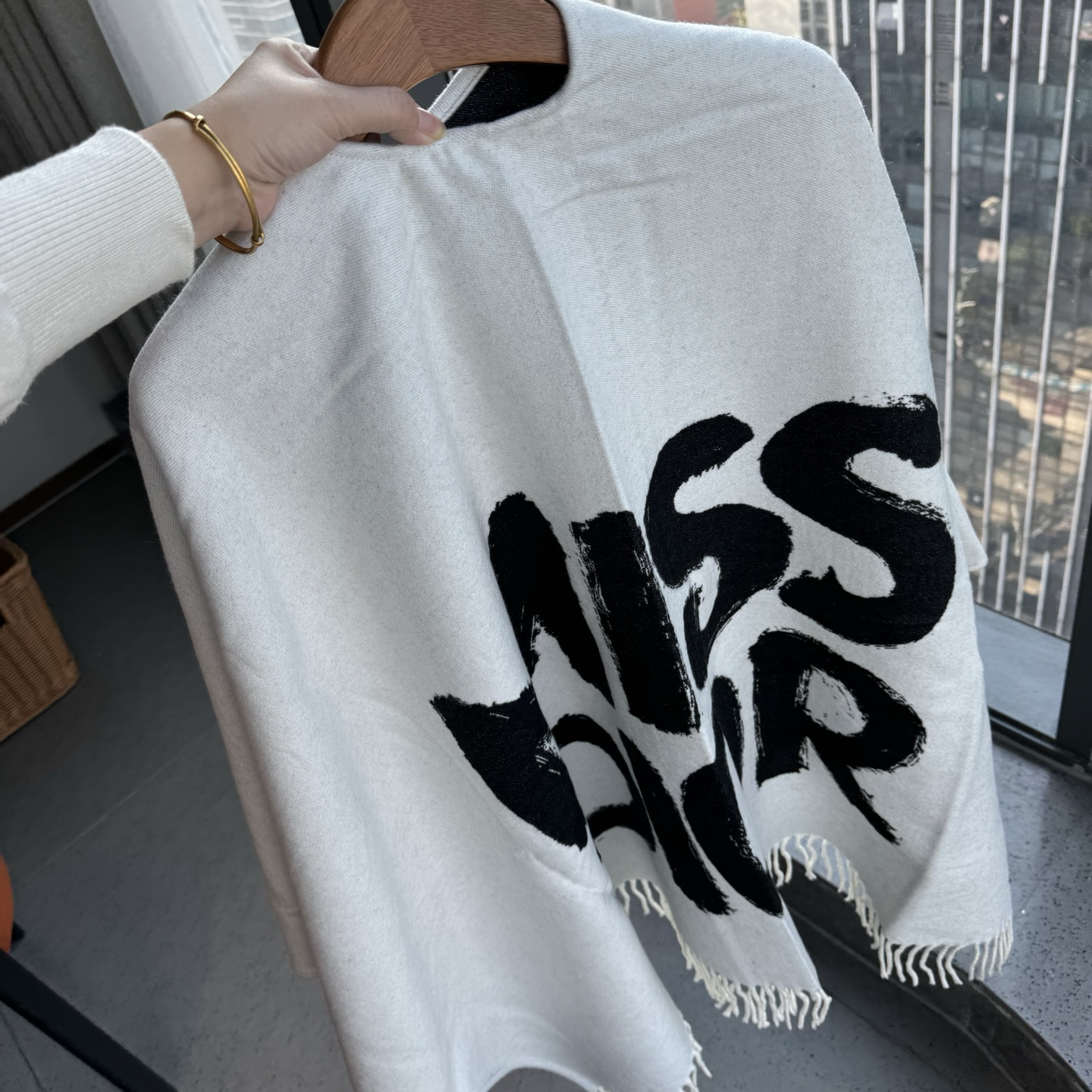 Dior新款字母斗篷 不管是包包，鞋子和手袋，都是自成一派的风格。这款海军蓝色羊毛和兔毛混纺披肩重新诠释