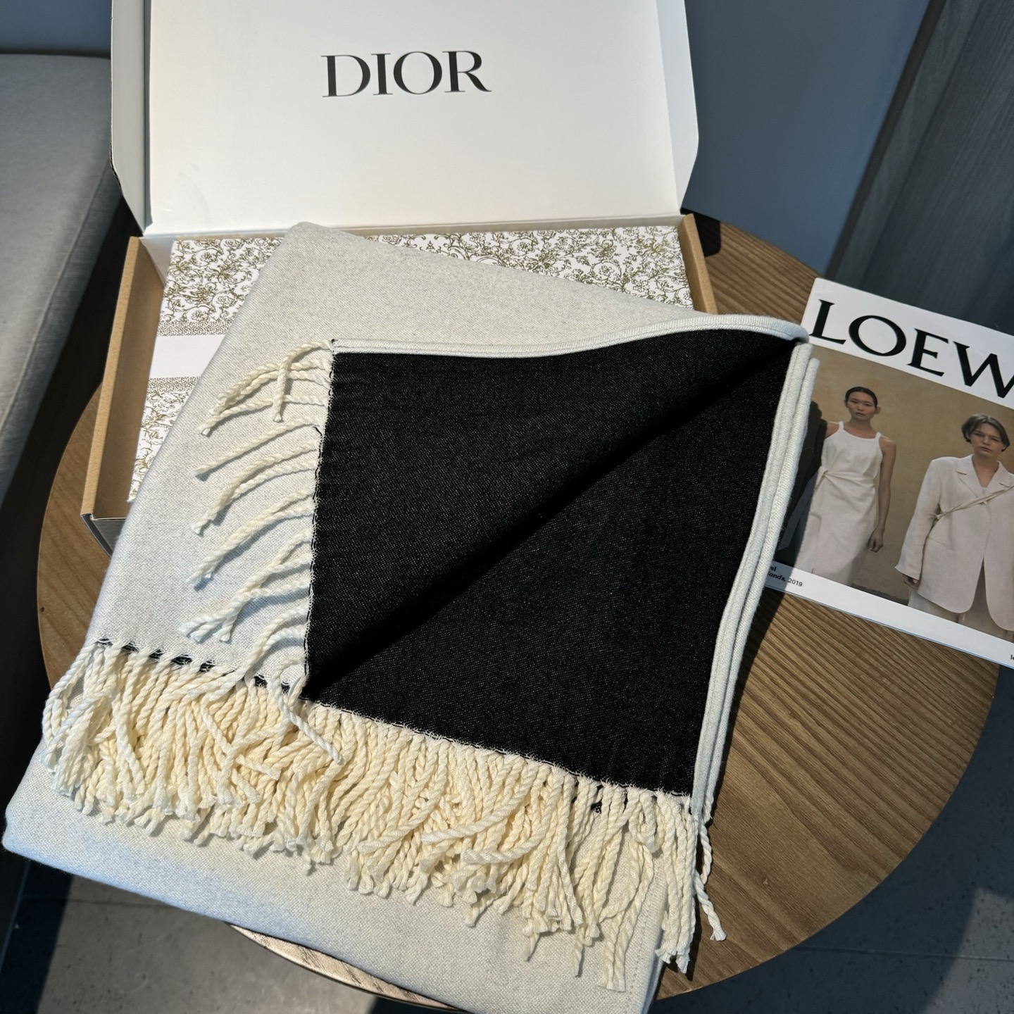 Dior新款字母斗篷 不管是包包，鞋子和手袋，都是自成一派的风格。这款海军蓝色羊毛和兔毛混纺披肩重新诠释