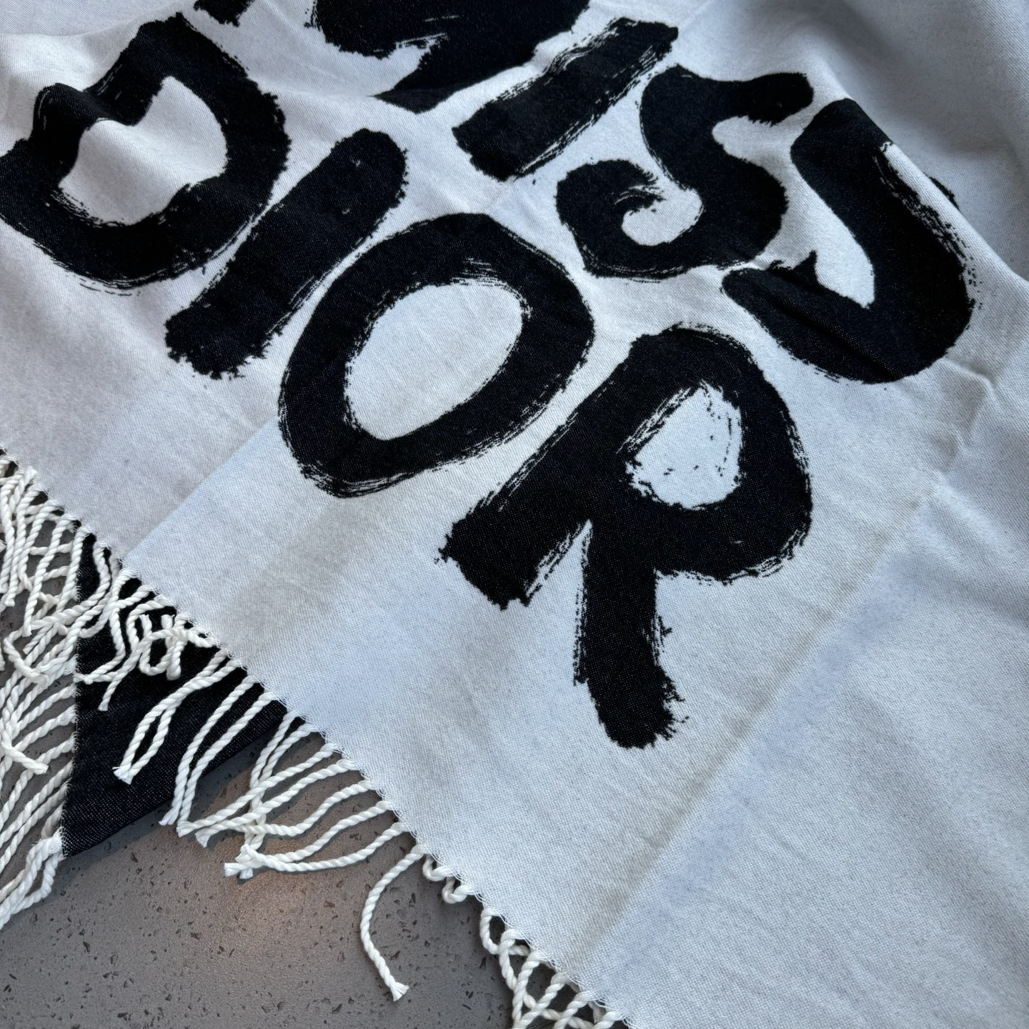 Dior新款字母斗篷 不管是包包，鞋子和手袋，都是自成一派的风格。这款海军蓝色羊毛和兔毛混纺披肩重新诠释