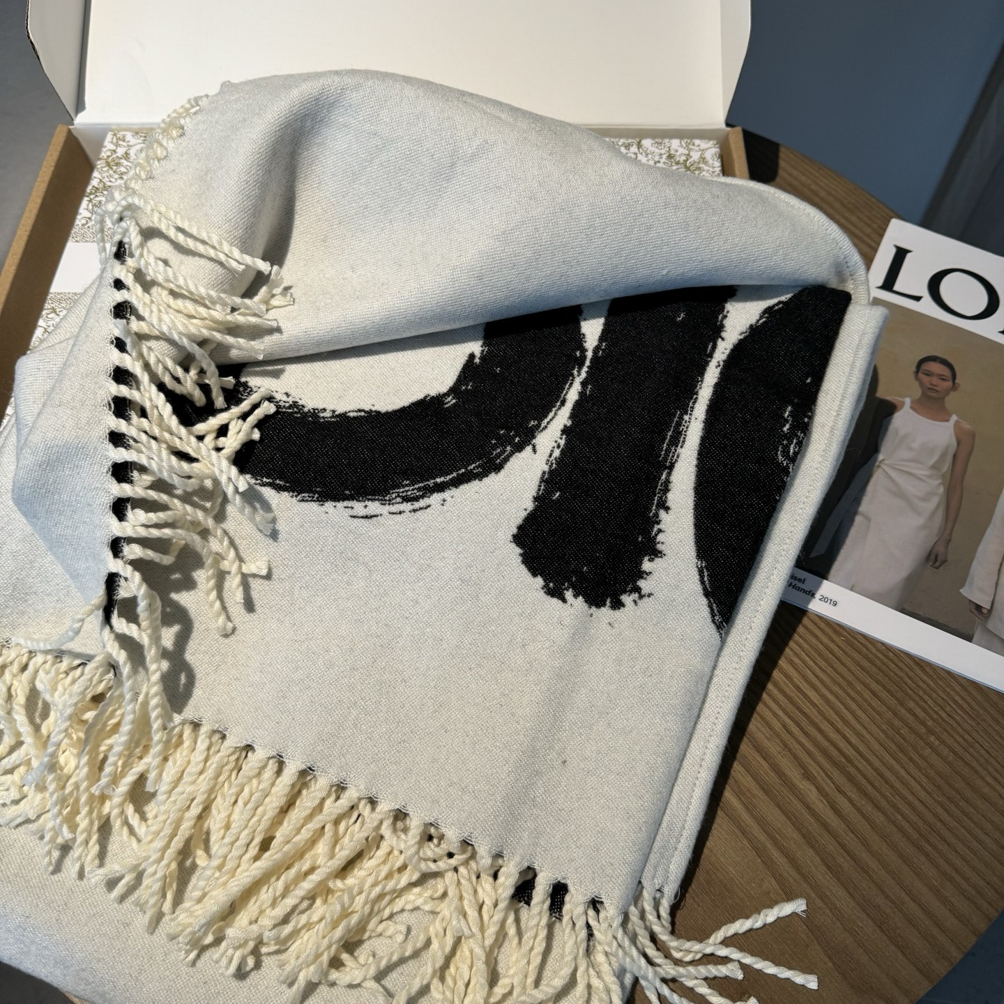 Dior新款字母斗篷 不管是包包，鞋子和手袋，都是自成一派的风格。这款海军蓝色羊毛和兔毛混纺披肩重新诠释