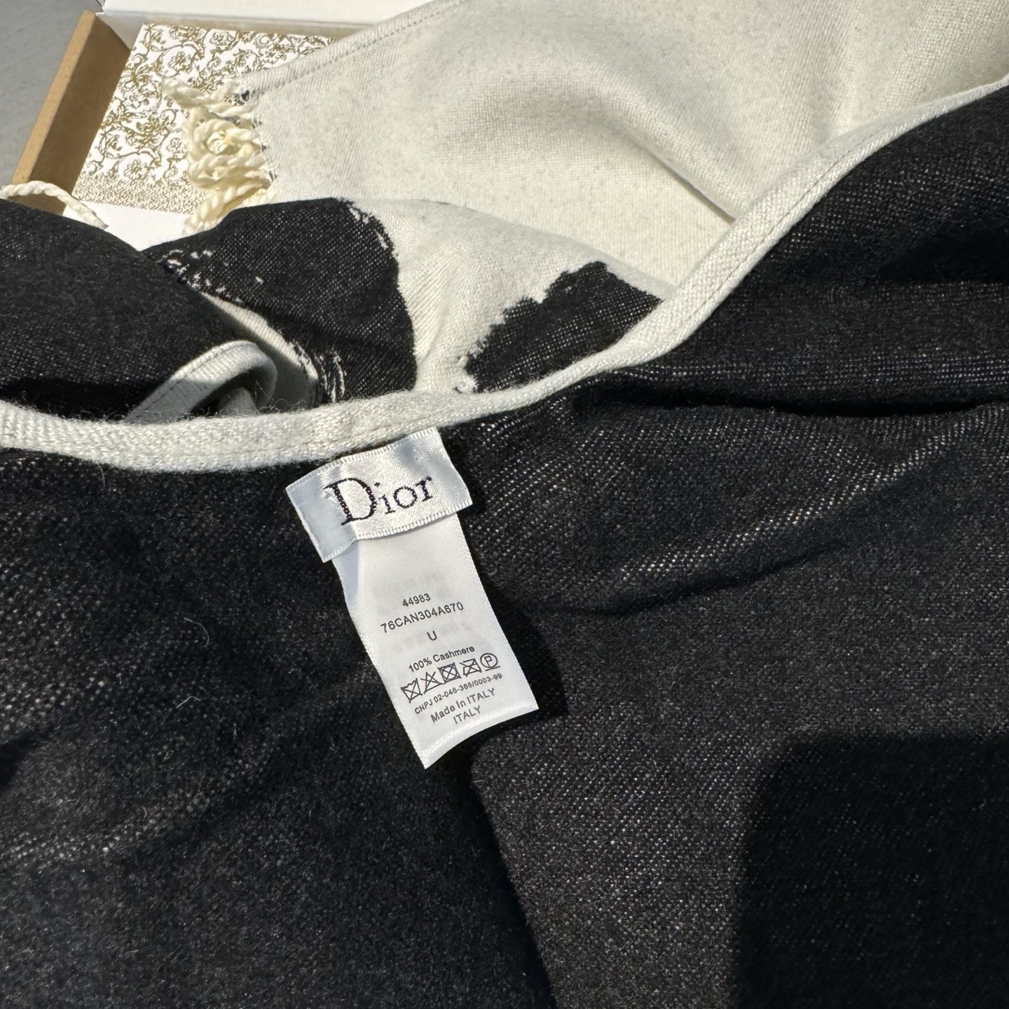 Dior新款字母斗篷 不管是包包，鞋子和手袋，都是自成一派的风格。这款海军蓝色羊毛和兔毛混纺披肩重新诠释