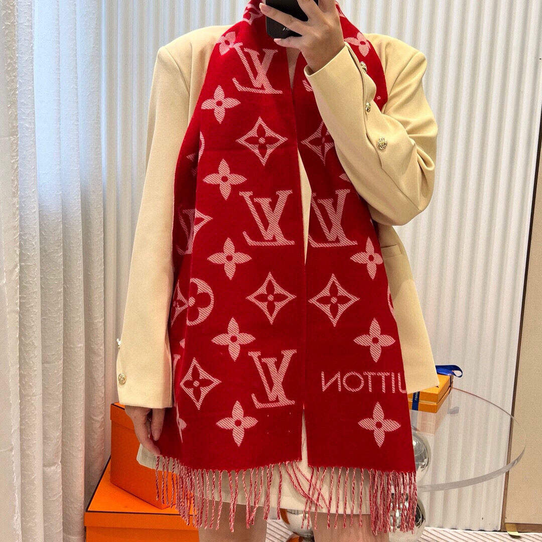 今年热度最高的嫩粉拼白围巾本款LVEssential围巾聚焦大元素，以Monogram图案和路易威登标识