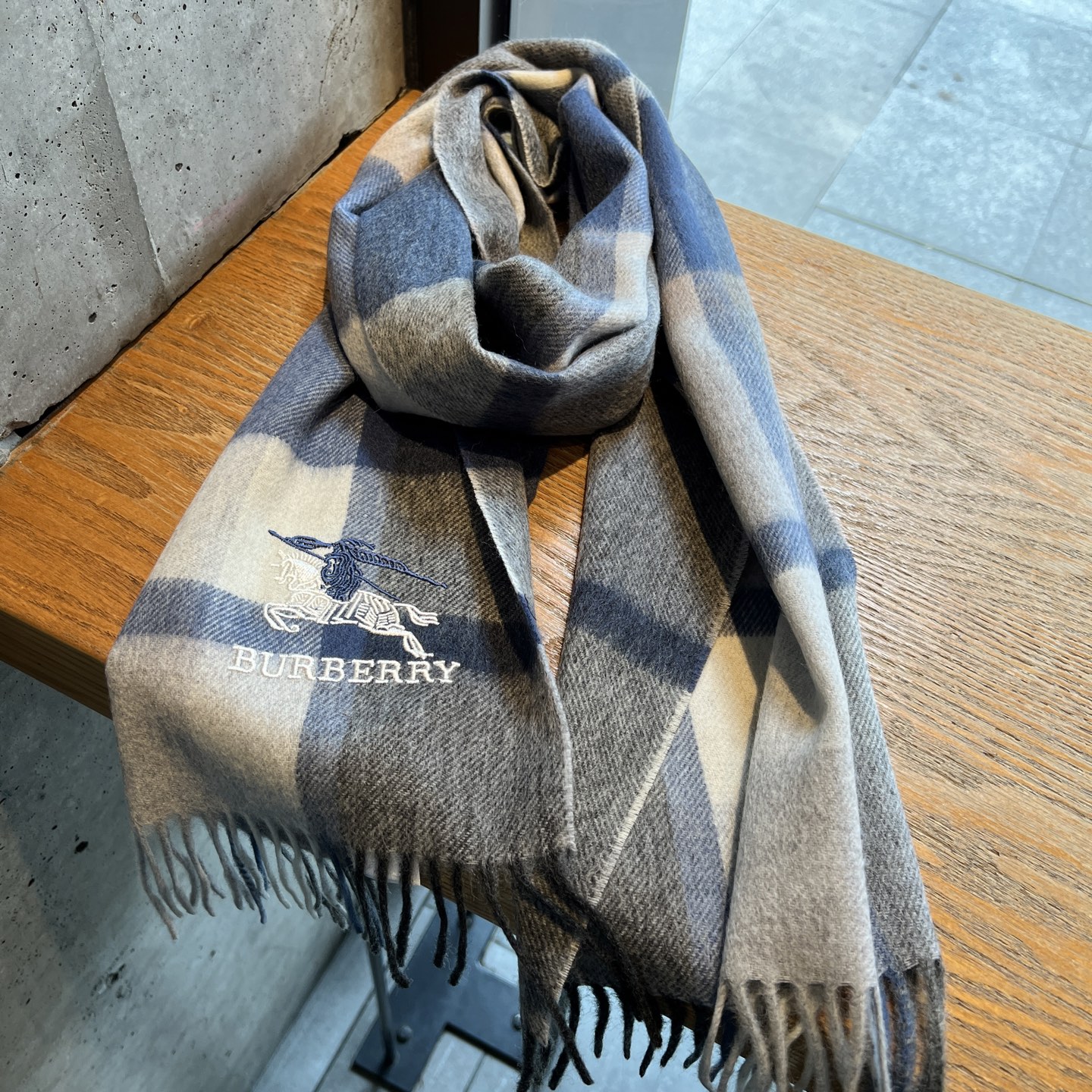 🆕Burberry · 巴宝莉格子围巾❗️男士福利 好看的要疯掉了，太有型太有魅力了❗️❗️非常斯文时尚