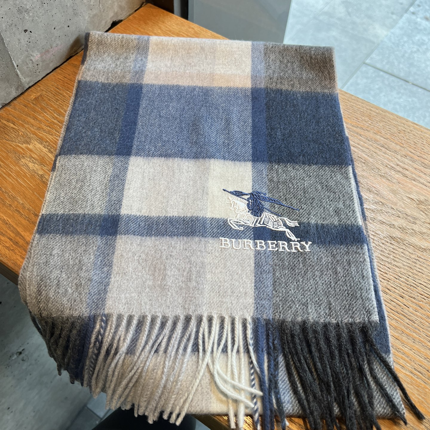 🆕Burberry · 巴宝莉格子围巾❗️男士福利 好看的要疯掉了，太有型太有魅力了❗️❗️非常斯文时尚