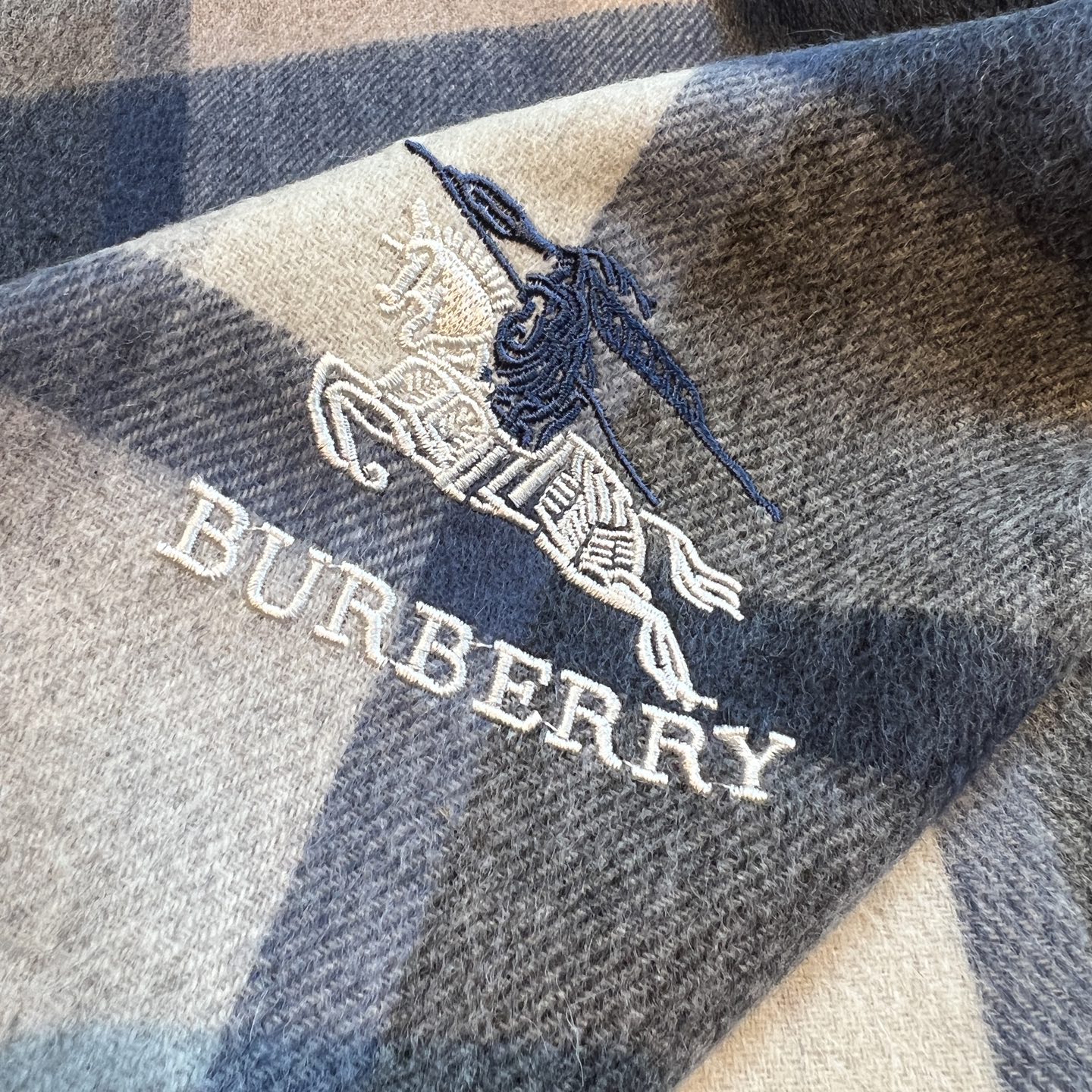 🆕Burberry · 巴宝莉格子围巾❗️男士福利 好看的要疯掉了，太有型太有魅力了❗️❗️非常斯文时尚