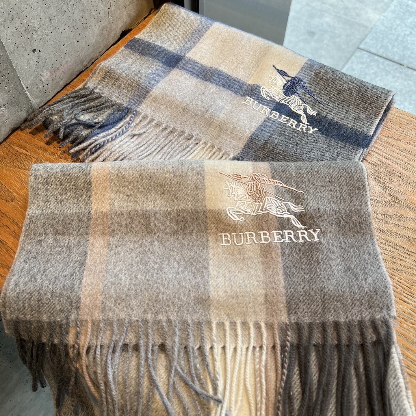 🆕Burberry · 巴宝莉格子围巾❗️男士福利 好看的要疯掉了，太有型太有魅力了❗️❗️非常斯文时尚