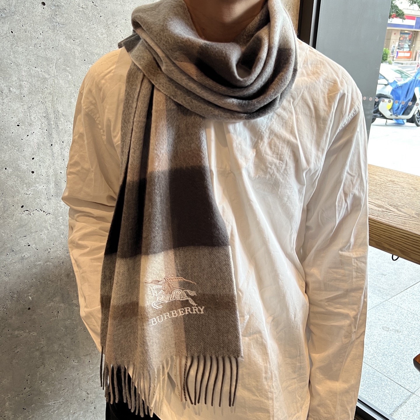 NO:602743,Burberry · Burberry plaid scarf for men. It looks crazy good. It’s so stylish and charming. It’s a very elegant and fashionable autumn and winter item!  I really like it, it's a very classic men's design. There are few men's items but fine cashmere. The feel is really amazing and the upper body effect really looks good no matter how you wear it!  !  This style is really worth buying with your eyes closed, and it can be easily worn by any age group!  !  !  30*168cm high version scarf, high version scarf, burberry, burberry19860909Burberry · 巴宝莉格子围巾男士福利 好看的要疯掉了,太有型太有魅力了非常斯文时尚的秋冬单品！真的很喜欢,非常Classical的男款设计.男人的东西少而精羊绒,手感真的绝了上身效果真的随便怎么围都好看！！这种款式真的闭着眼买,任何年龄层都轻松驾驭！！！30*168cm高版本围巾,高版本围巾,burberry,burberry,scarf