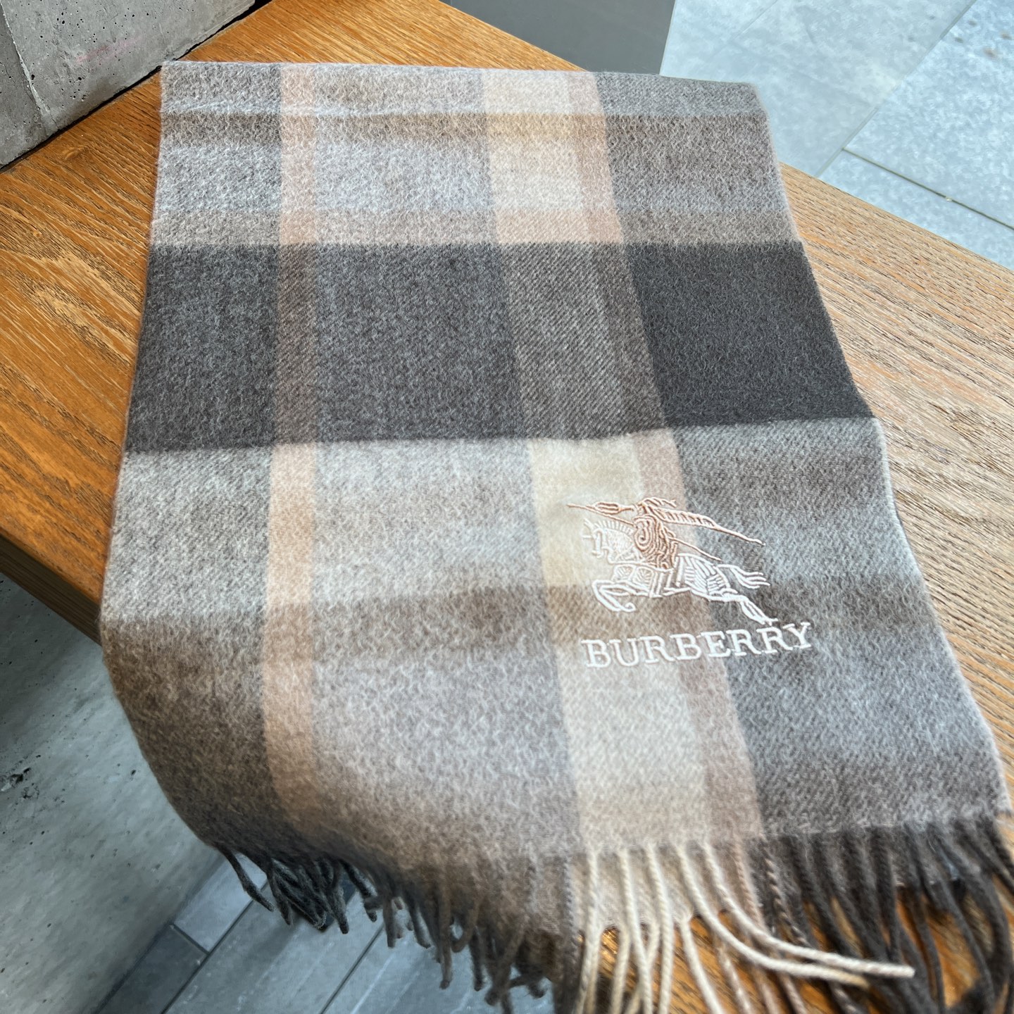 🆕Burberry · 巴宝莉格子围巾❗️男士福利 好看的要疯掉了，太有型太有魅力了❗️❗️非常斯文时尚