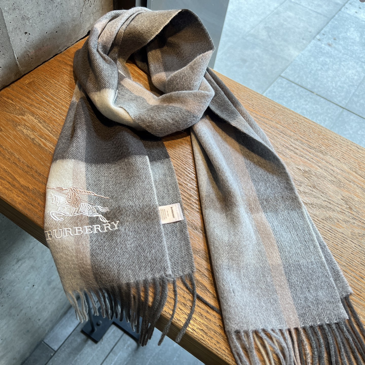 🆕Burberry · 巴宝莉格子围巾❗️男士福利 好看的要疯掉了，太有型太有魅力了❗️❗️非常斯文时尚