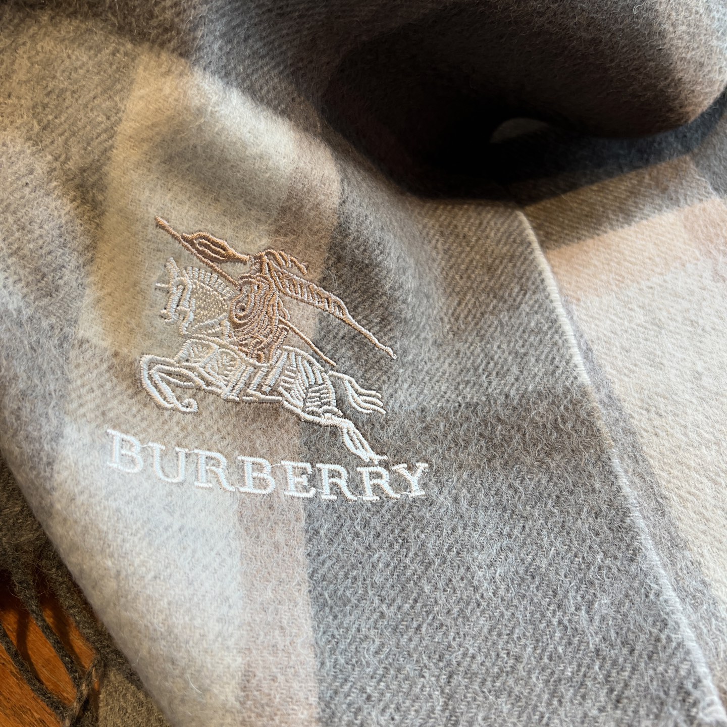 🆕Burberry · 巴宝莉格子围巾❗️男士福利 好看的要疯掉了，太有型太有魅力了❗️❗️非常斯文时尚