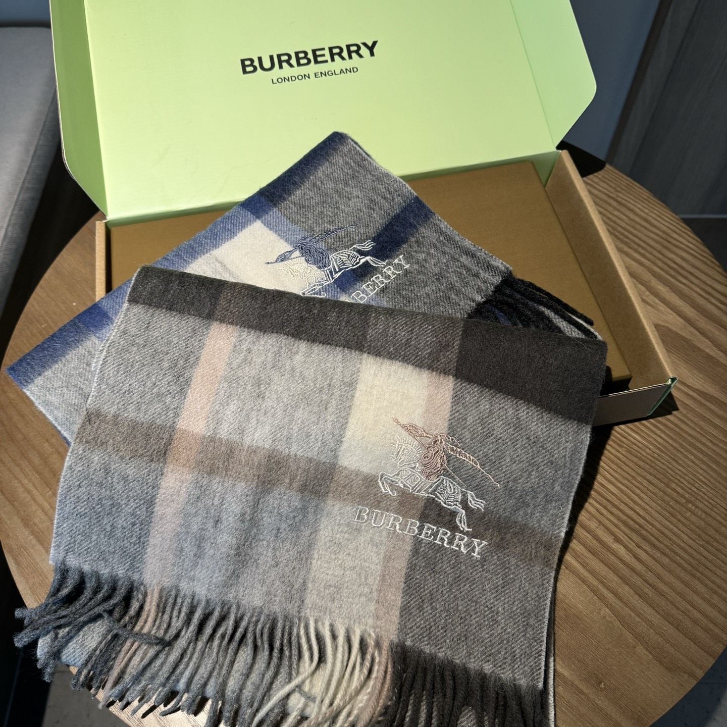🆕Burberry · 巴宝莉格子围巾❗️男士福利 好看的要疯掉了，太有型太有魅力了❗️❗️非常斯文时尚