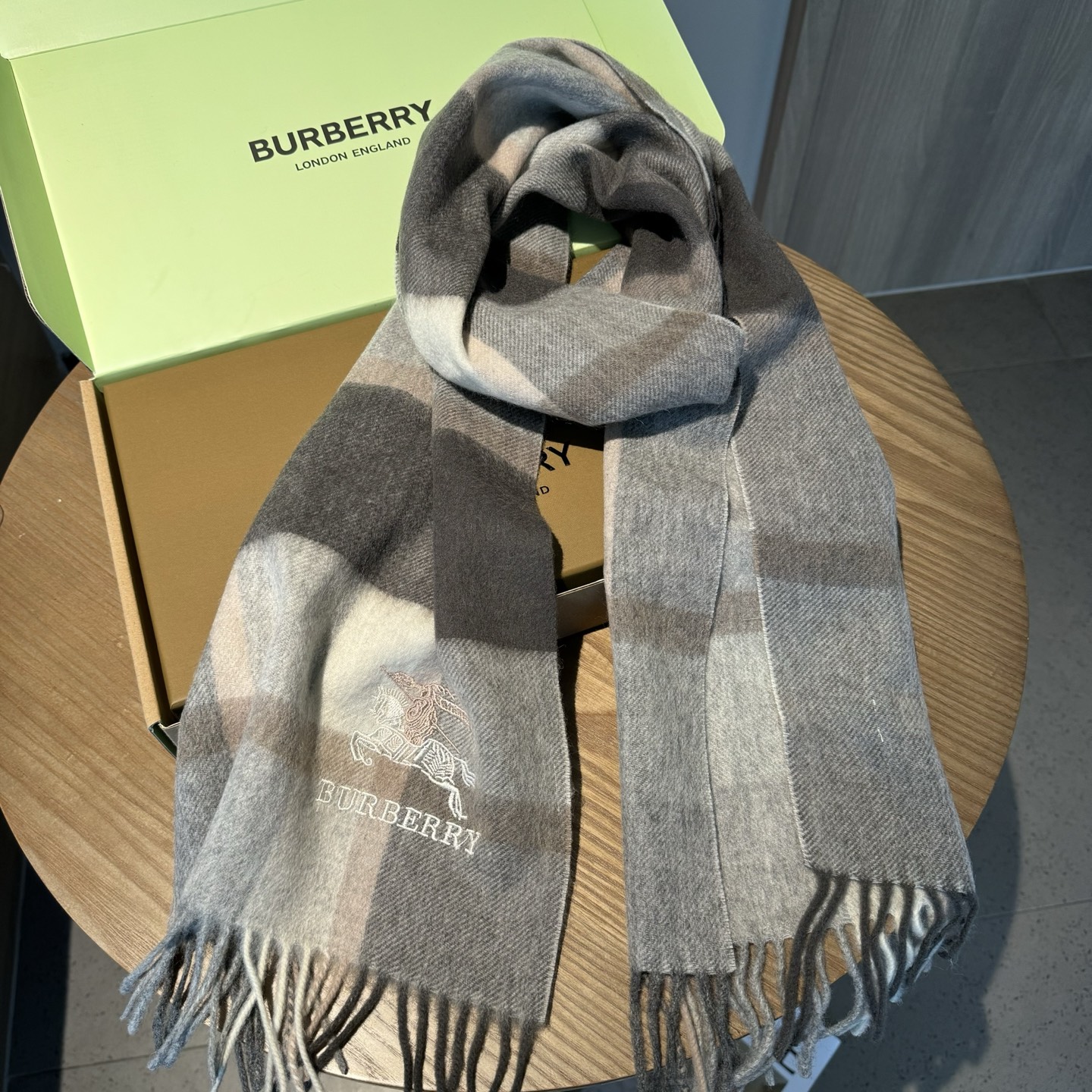 🆕Burberry · 巴宝莉格子围巾❗️男士福利 好看的要疯掉了，太有型太有魅力了❗️❗️非常斯文时尚