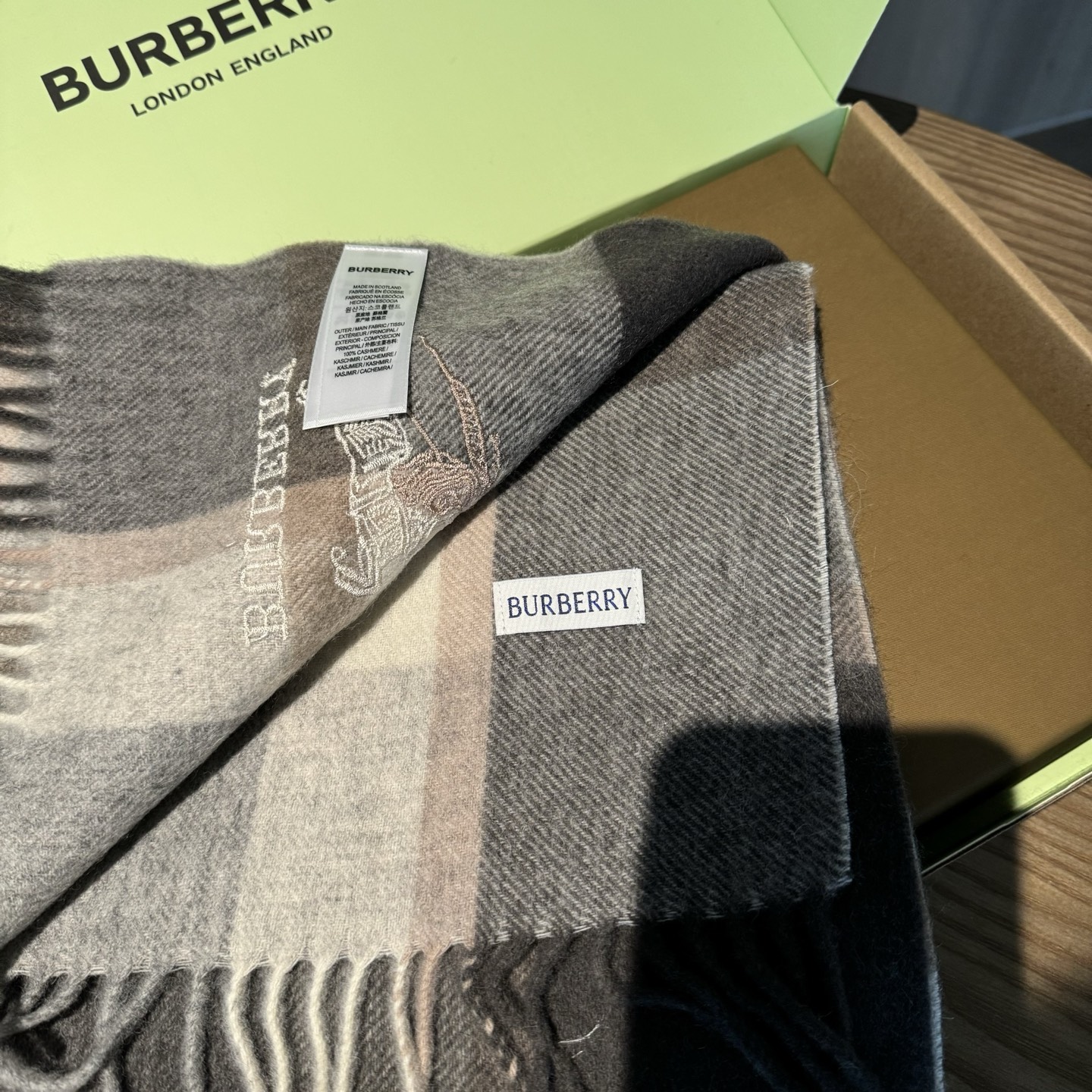 🆕Burberry · 巴宝莉格子围巾❗️男士福利 好看的要疯掉了，太有型太有魅力了❗️❗️非常斯文时尚